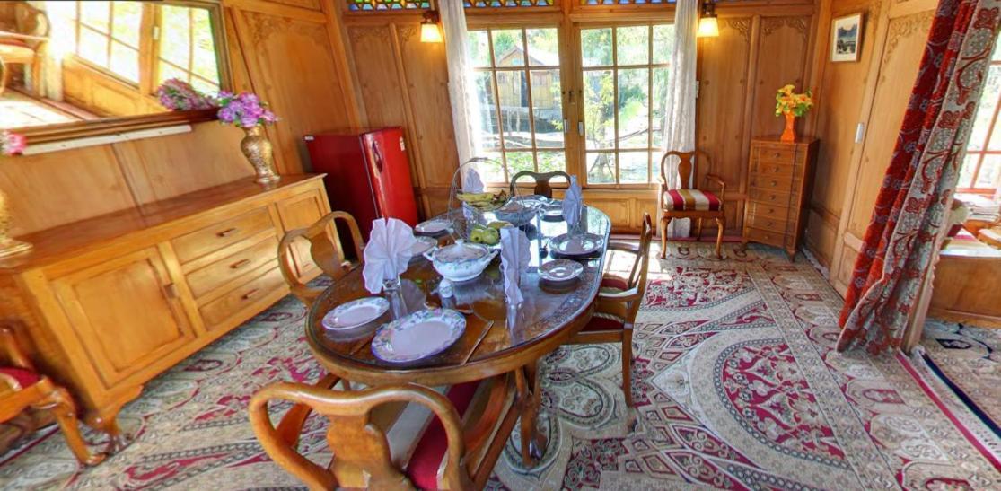 Peacock Houseboats 4*