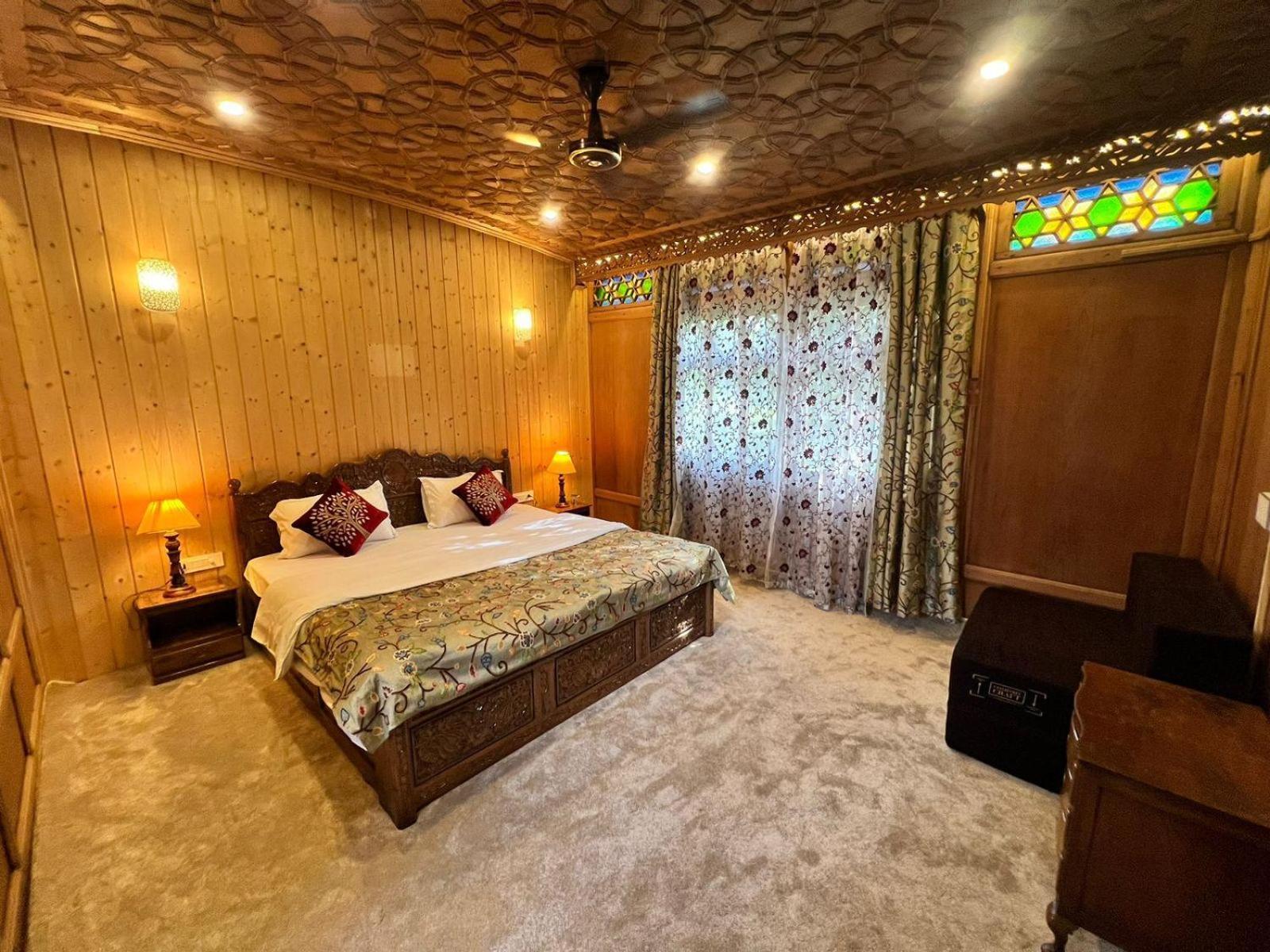 Peacock Houseboats 4* Srinagar (Jammu and Kashmir)