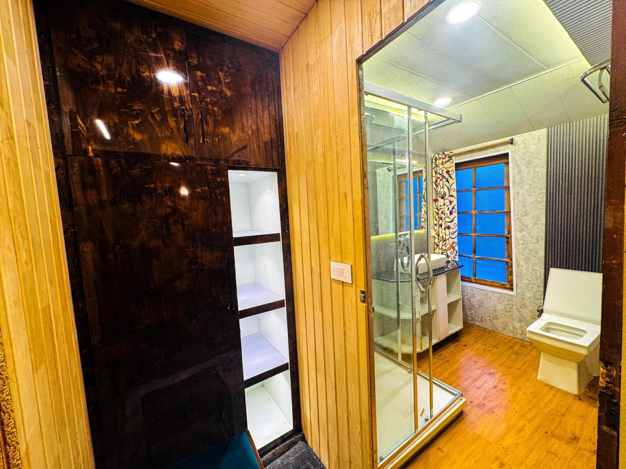 Hotel Peacock Houseboats 4*