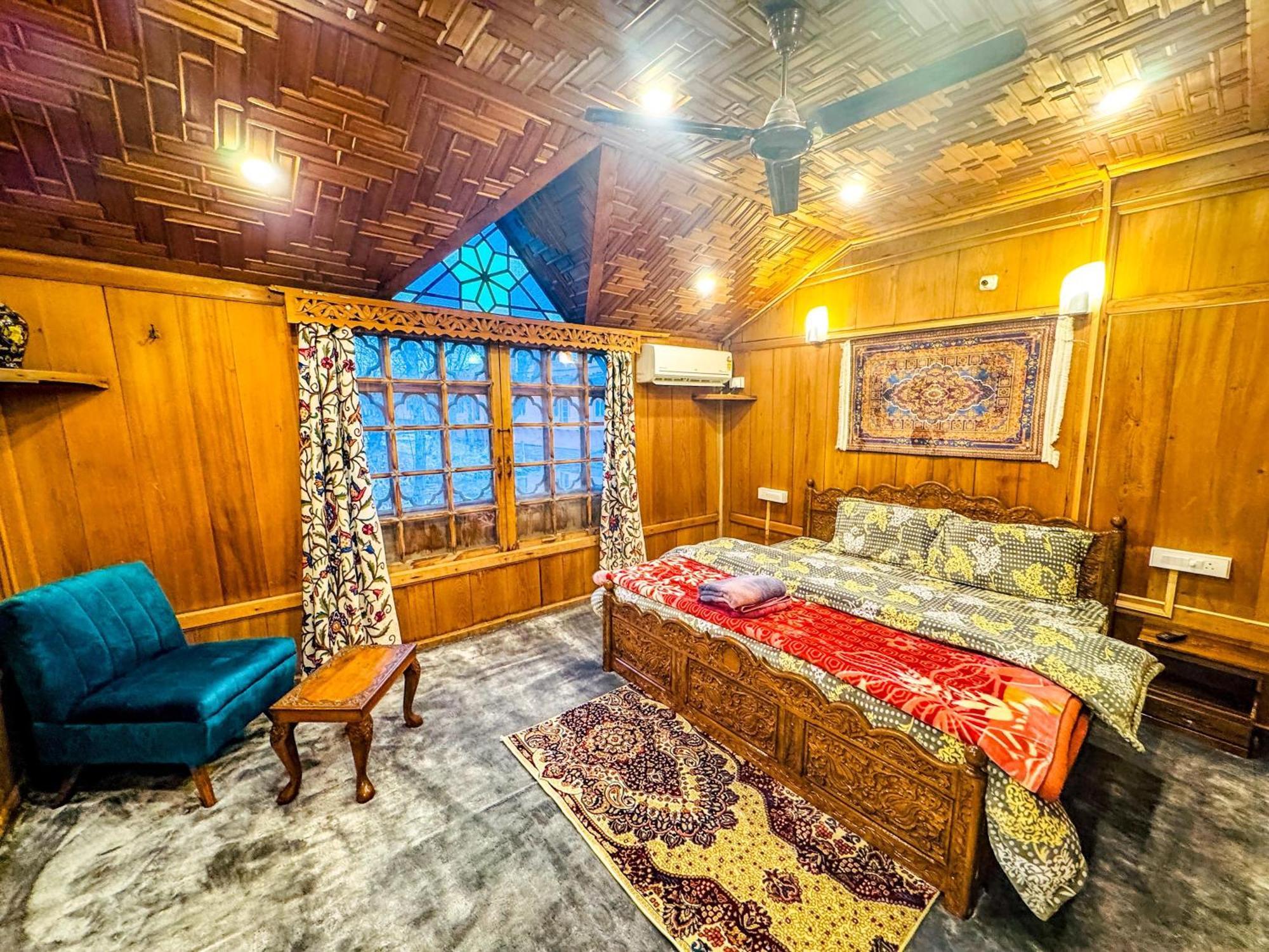Hotel Peacock Houseboats 4*