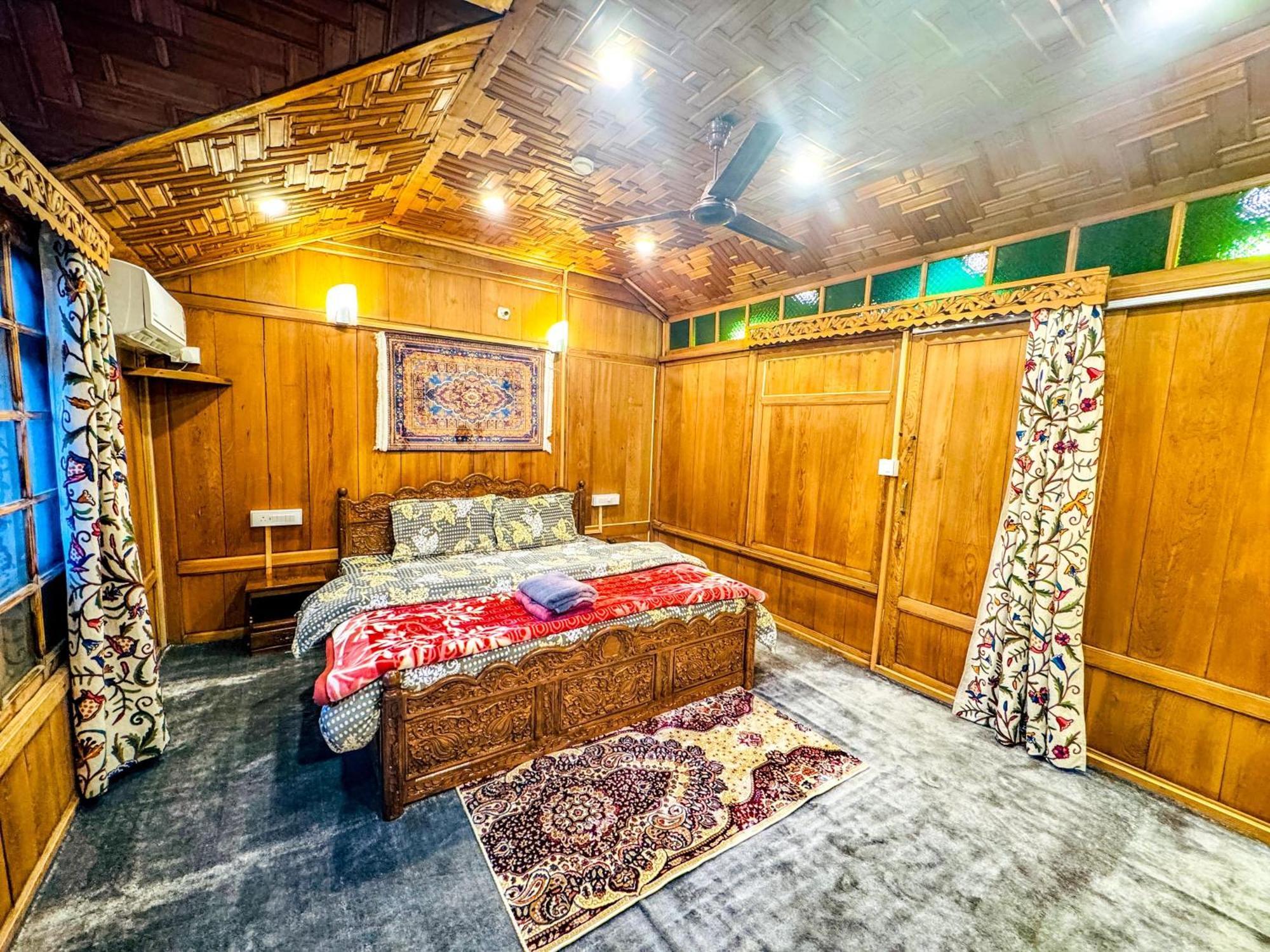 Peacock Houseboats Hotel Srinagar (Jammu and Kashmir)