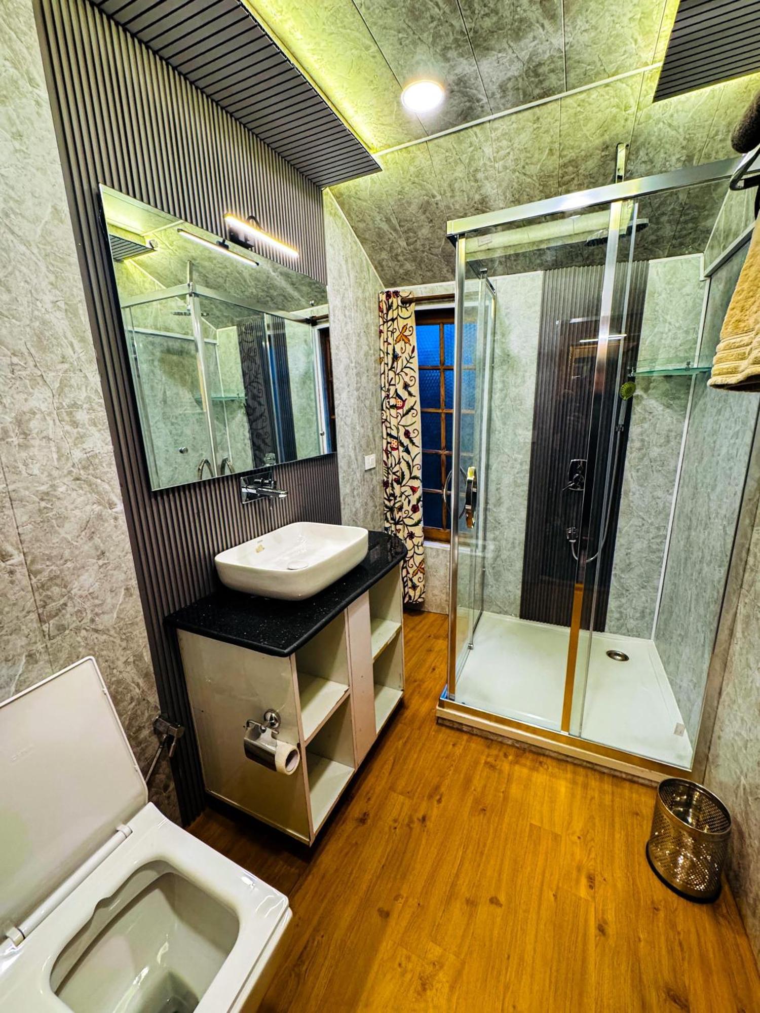 Peacock Houseboats Hotel Srinagar (Jammu and Kashmir)