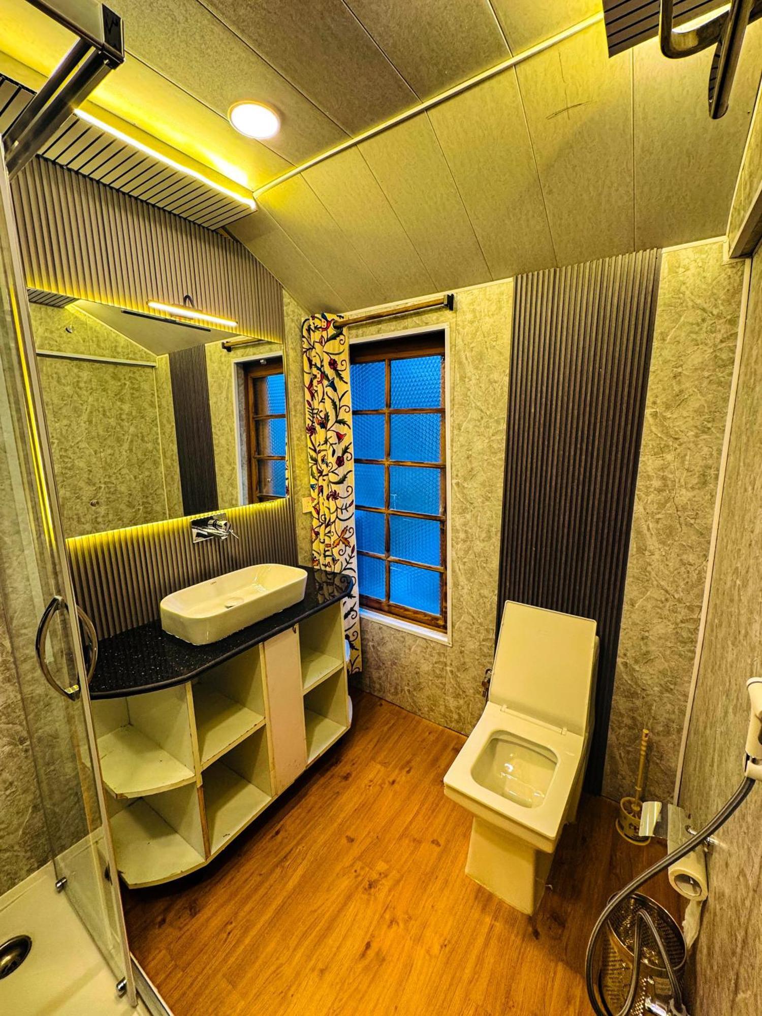 Peacock Houseboats Hotel