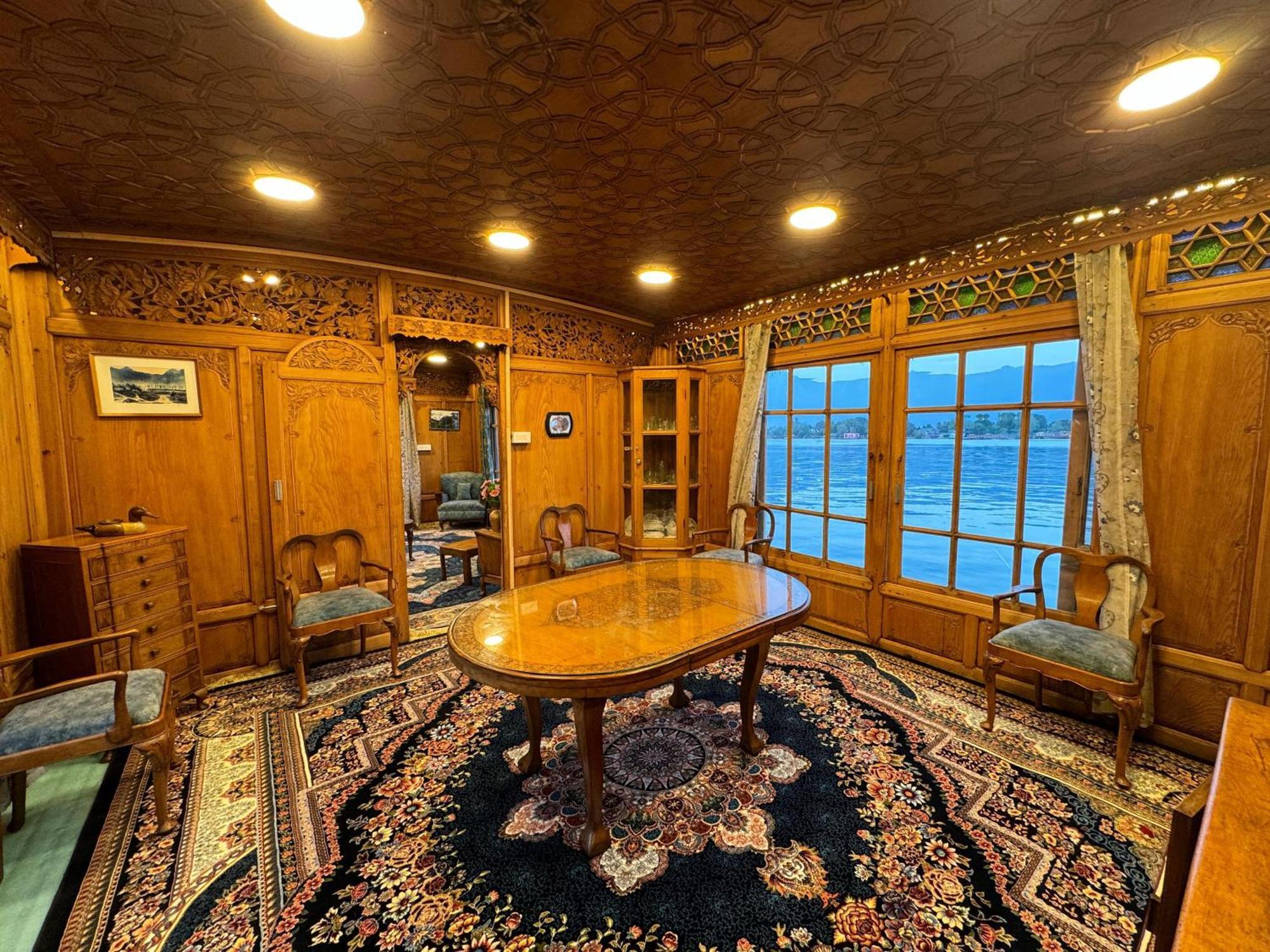 Peacock Houseboats