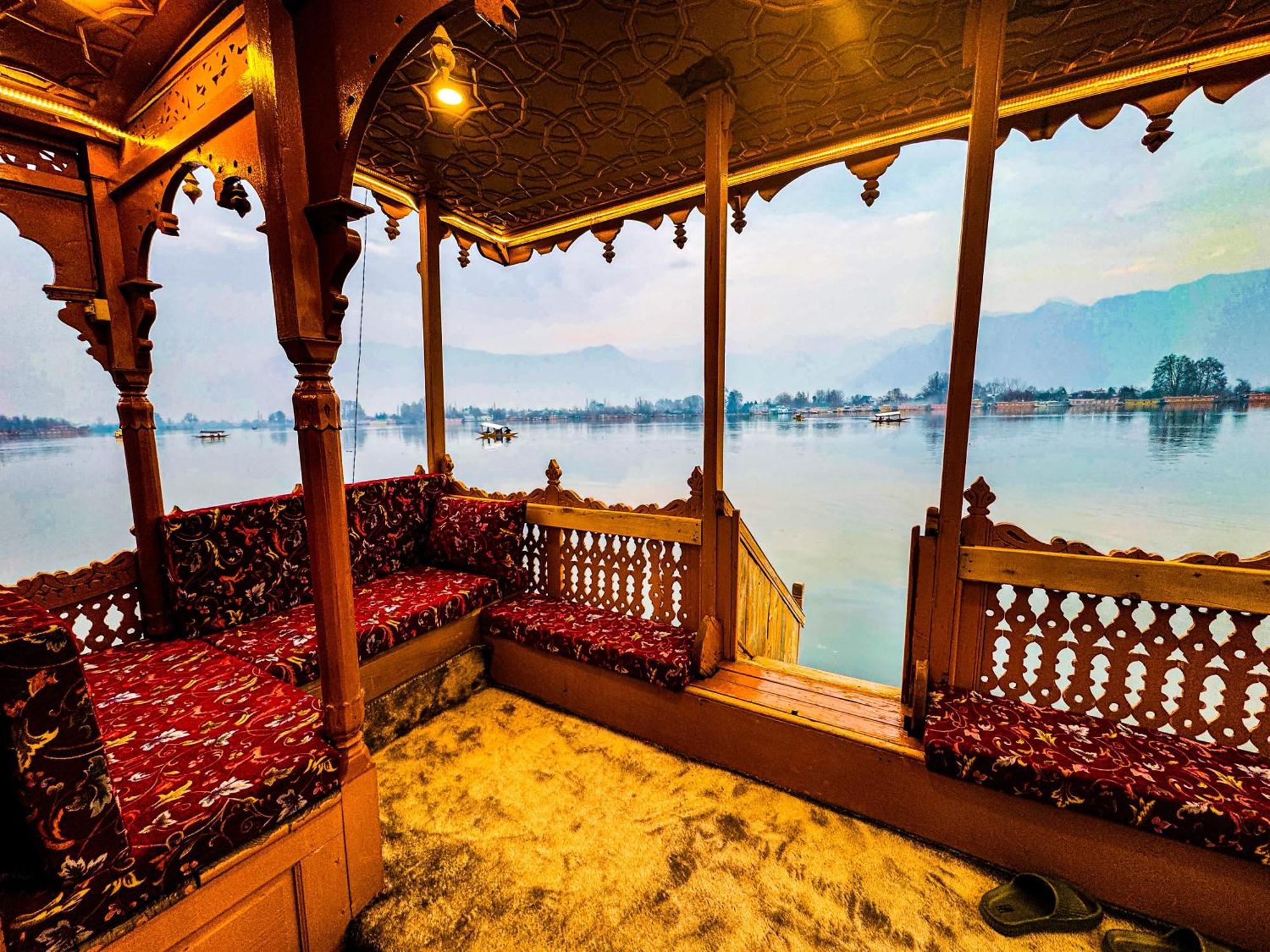Peacock Houseboats Hotel