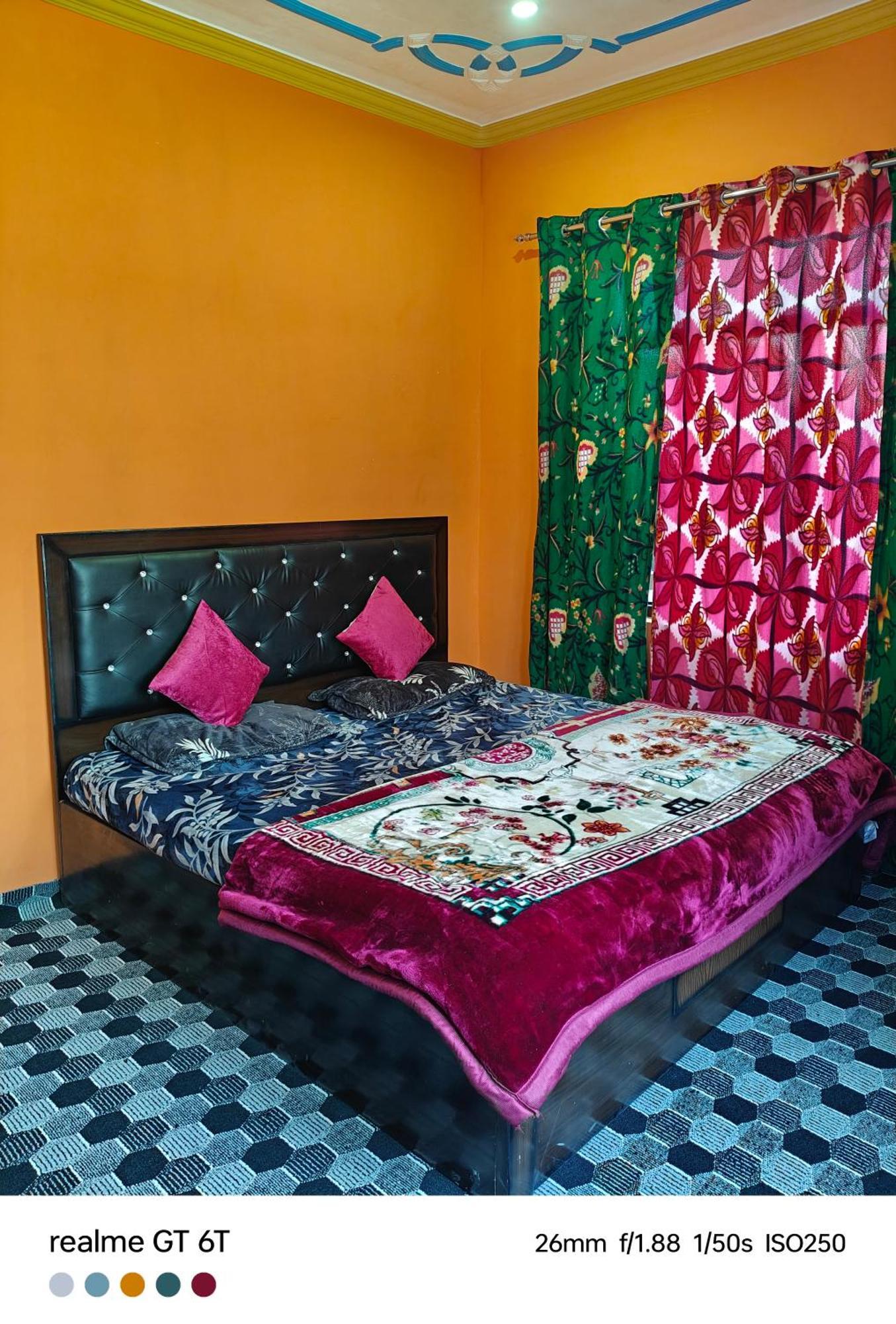 Homestay Bakhshi *