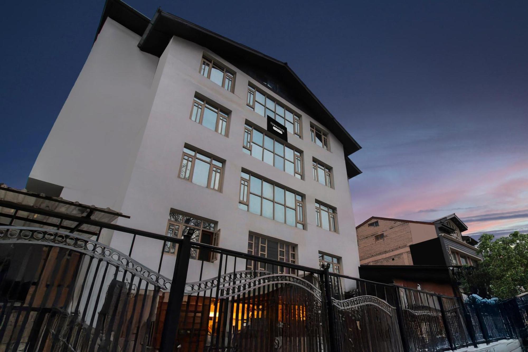 Super Townhouse Rajbagh Formerly Modern Srinagar (Jammu and Kashmir)