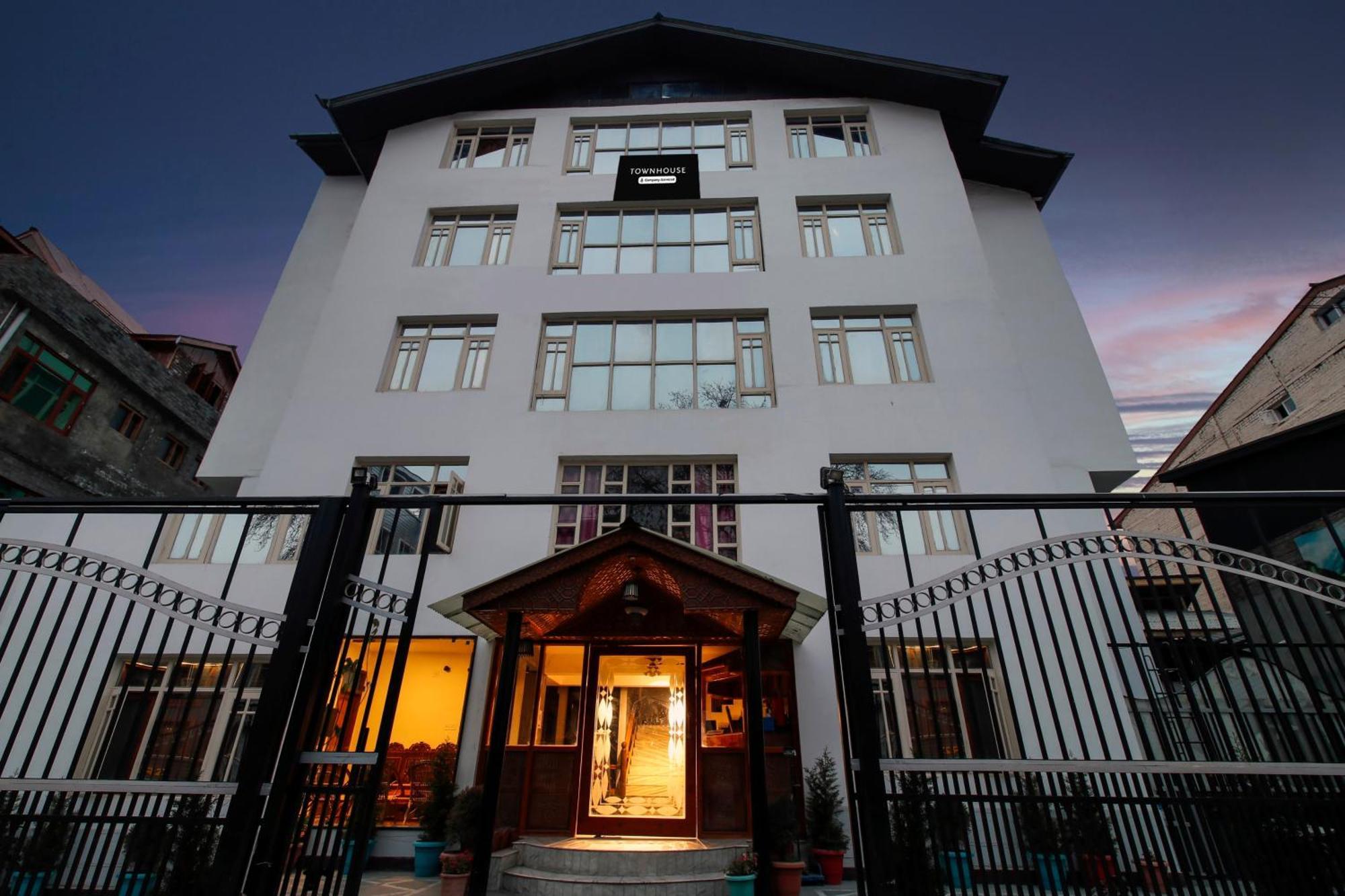 Super Townhouse Rajbagh Formerly Modern