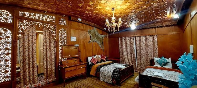 Hb Freedom Group Of Houseboats