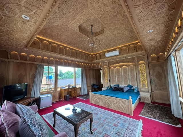 Hb Freedom Group Of Houseboats Botel