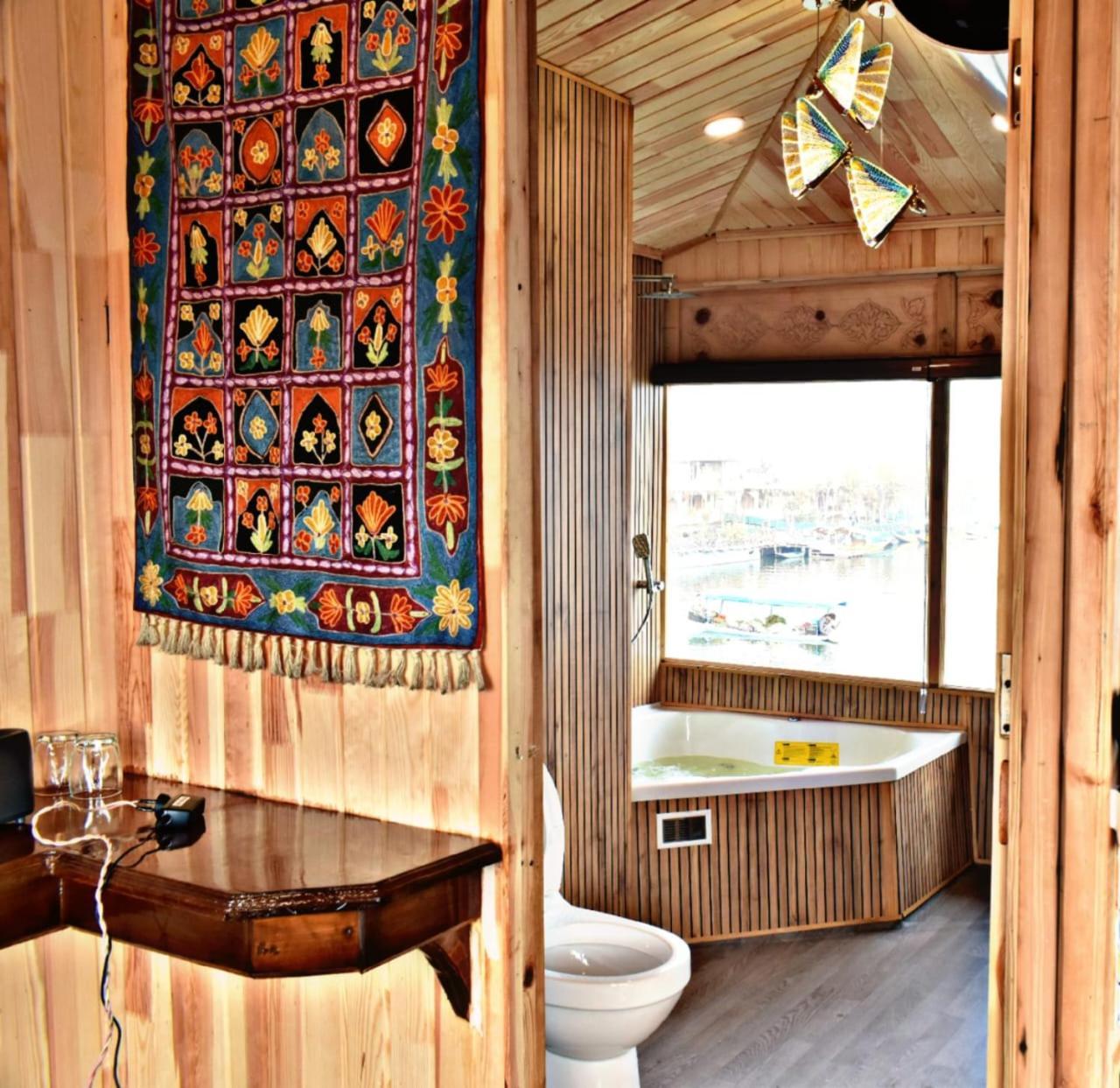 Hb Freedom Group Of Houseboats Botel