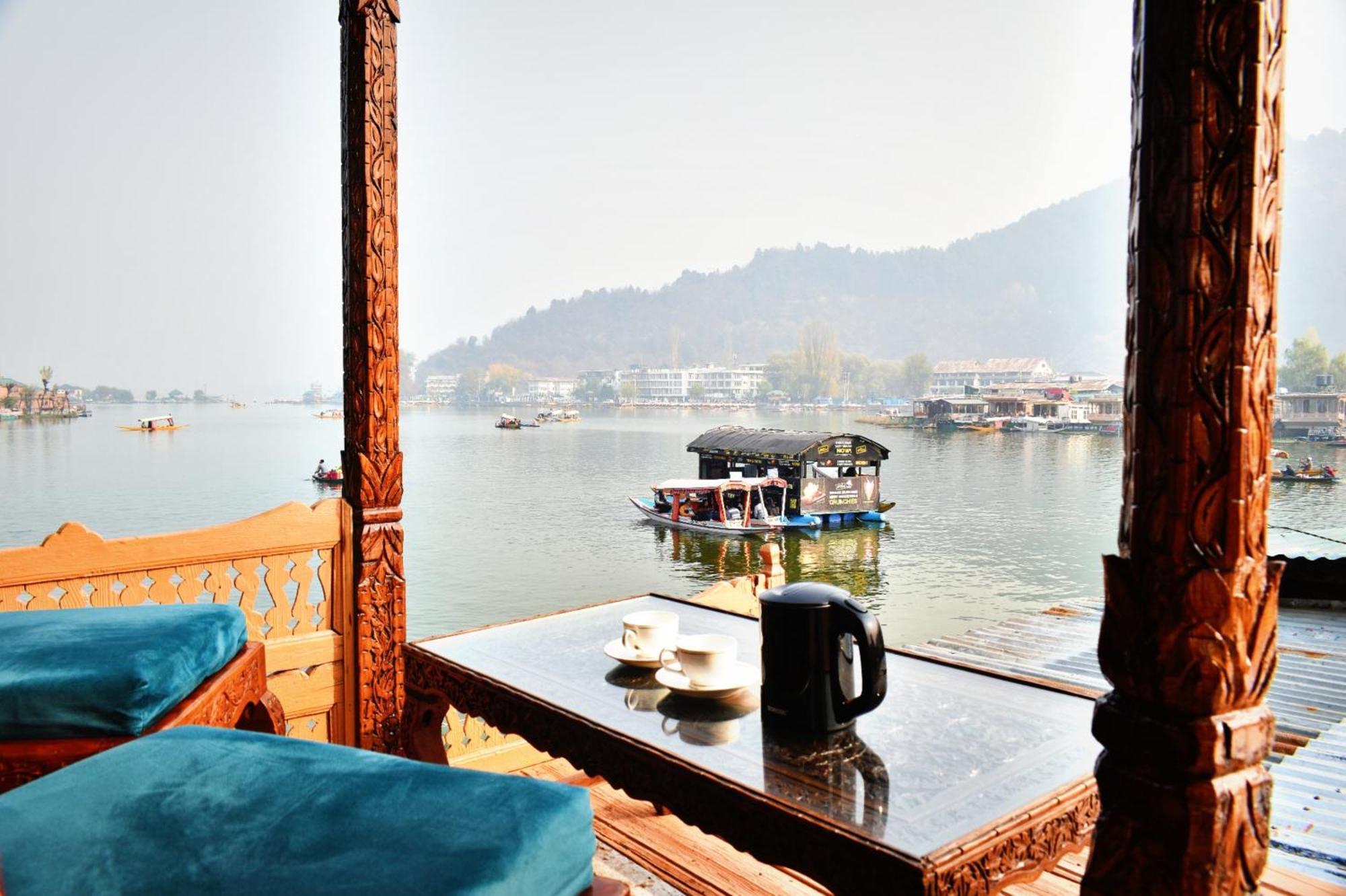 Hb Freedom Group Of Houseboats