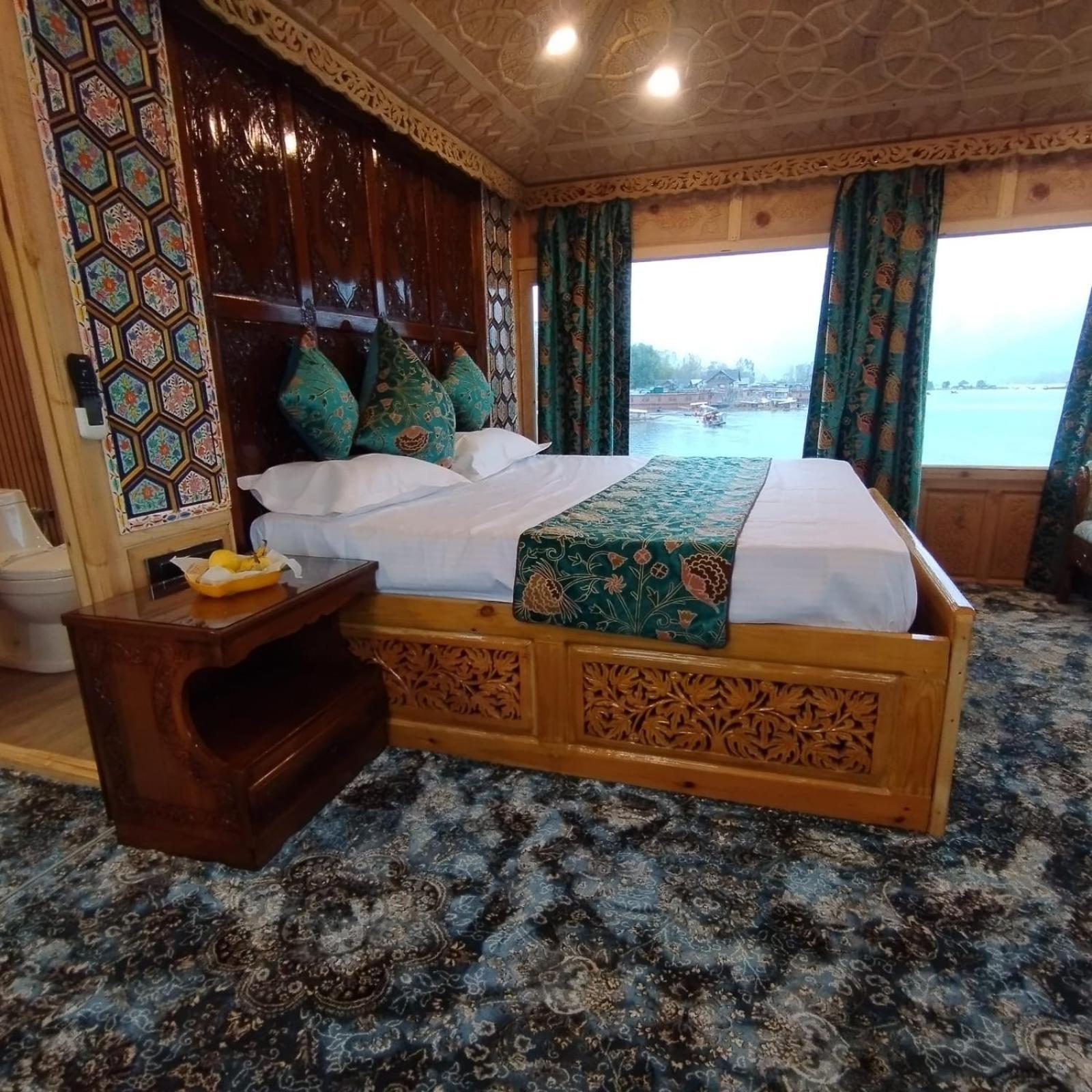 Hb Freedom Group Of Houseboats Botel