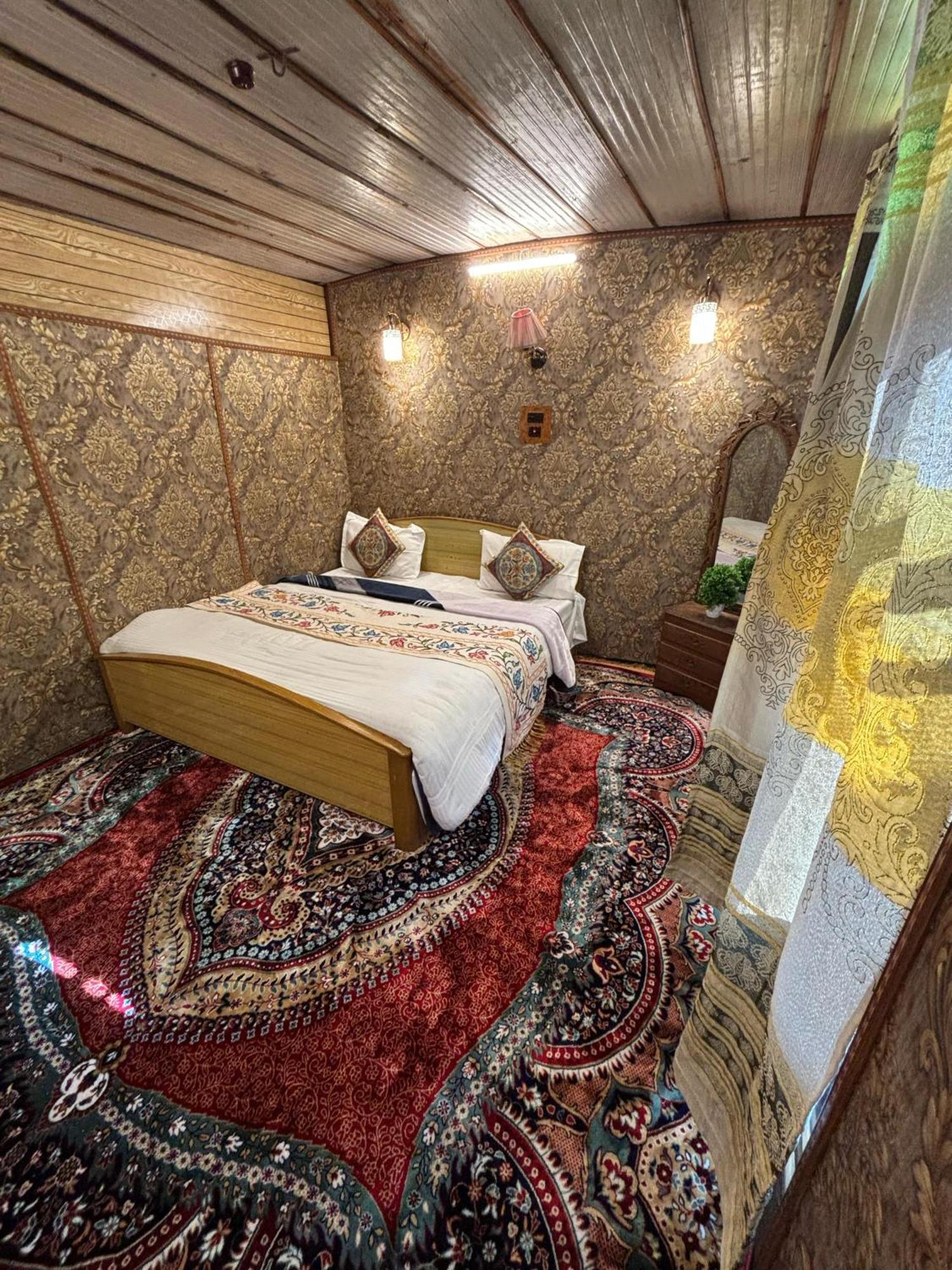Houseboat New Suzan