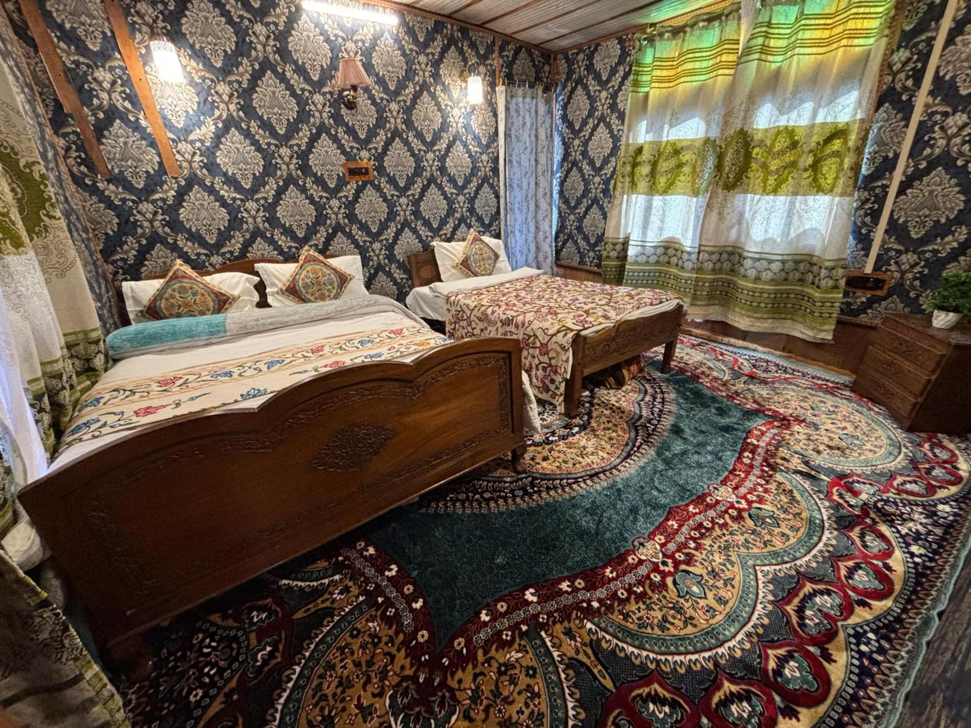 Houseboat New Suzan 4* Srinagar (Jammu and Kashmir)