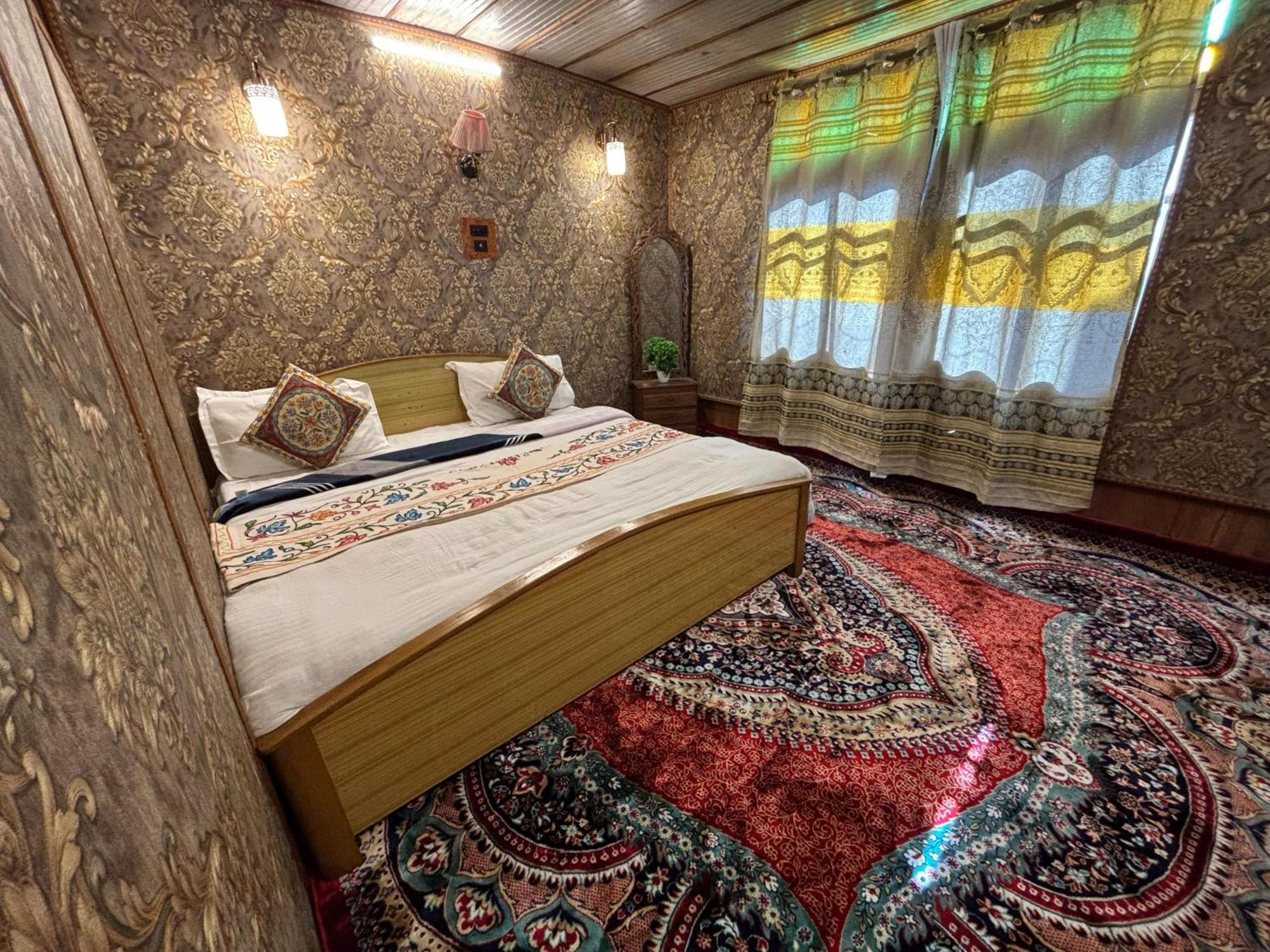 Houseboat New Suzan