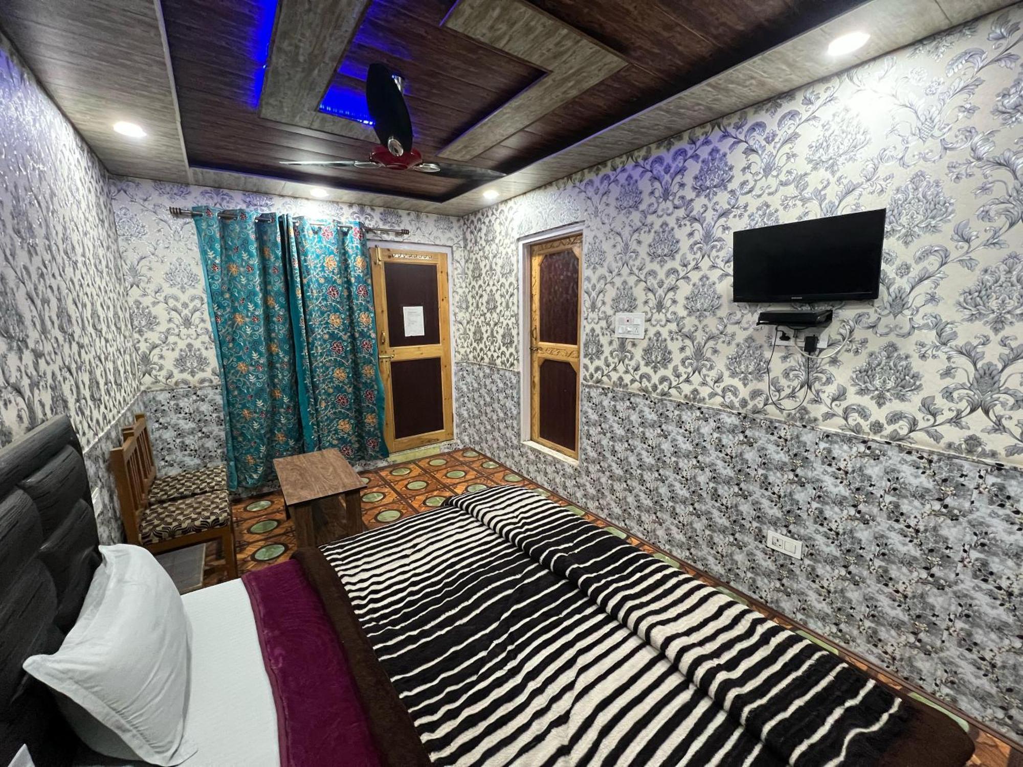 Kaaka Guest house *