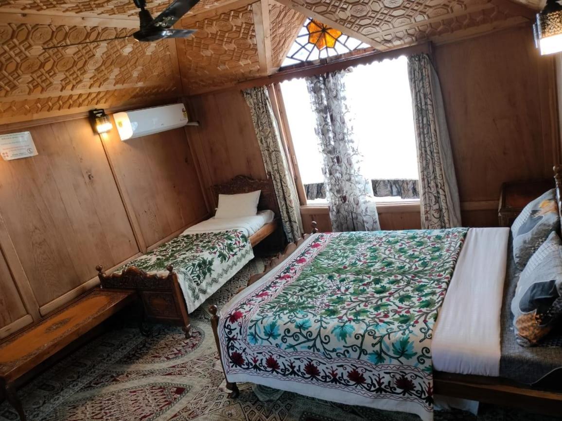 Hotel Swift Houseboats Srinagar (Jammu and Kashmir)