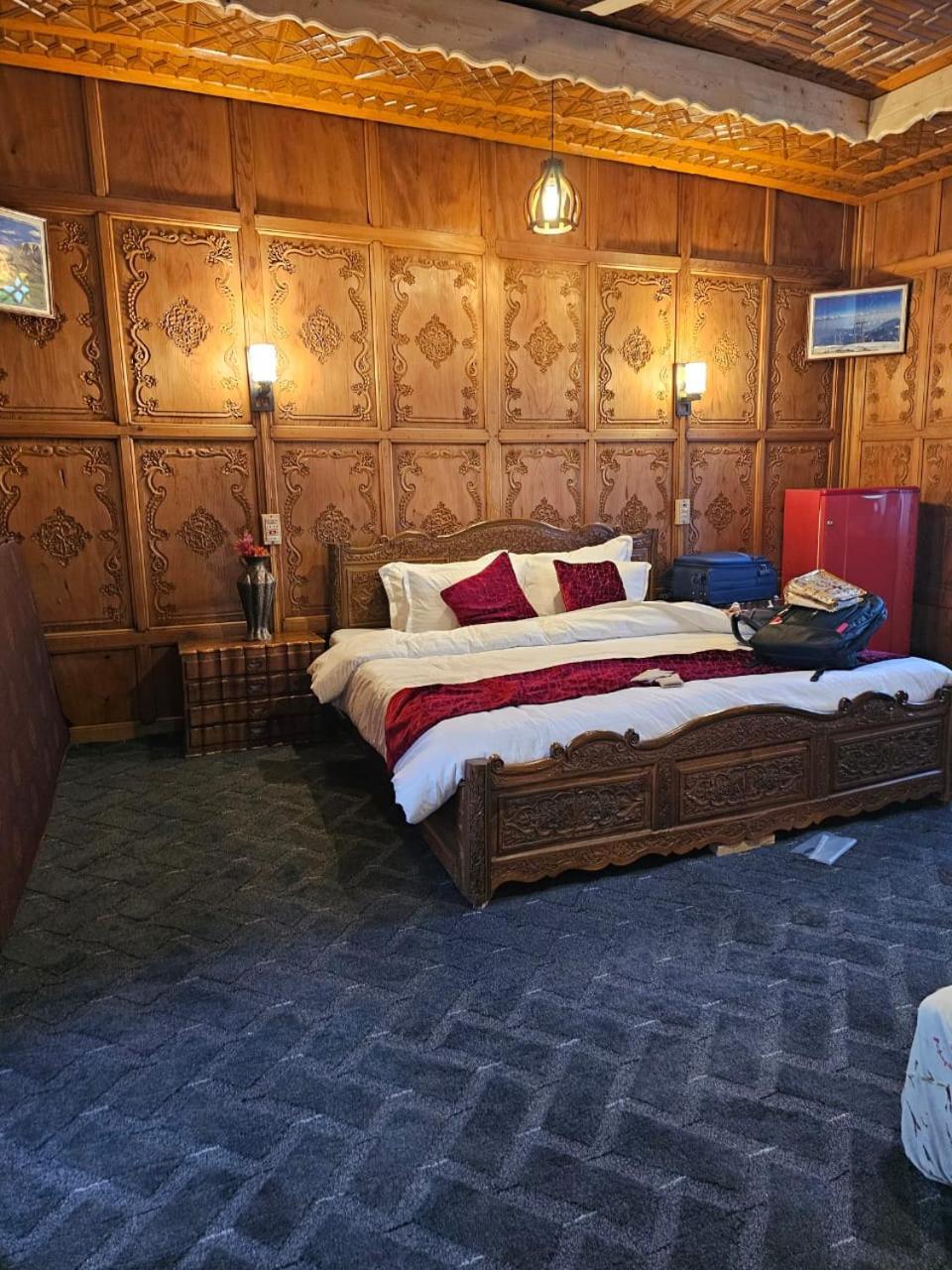 Gulfam Hotel Srinagar (Jammu and Kashmir)