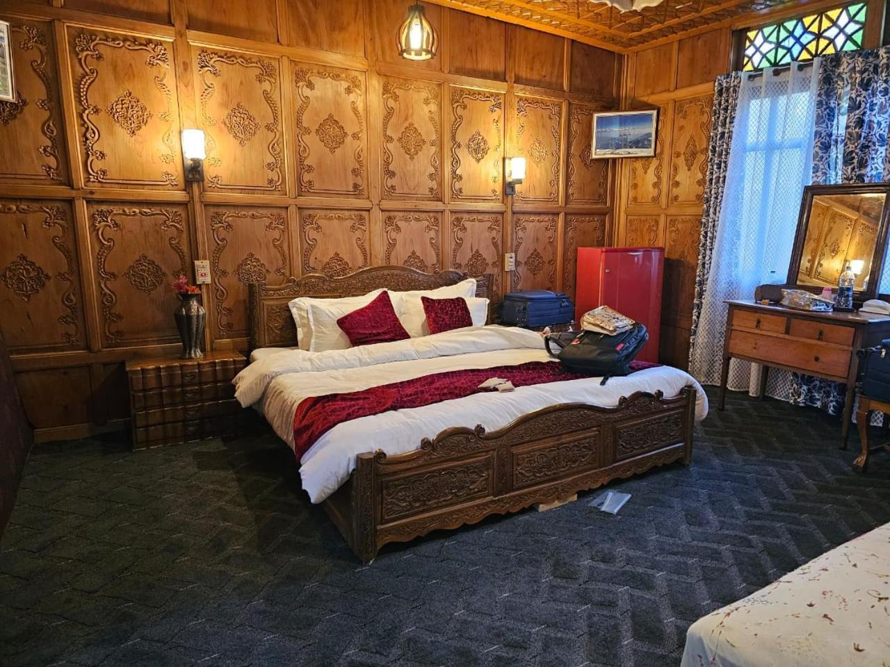 Gulfam Hotel Srinagar (Jammu and Kashmir)
