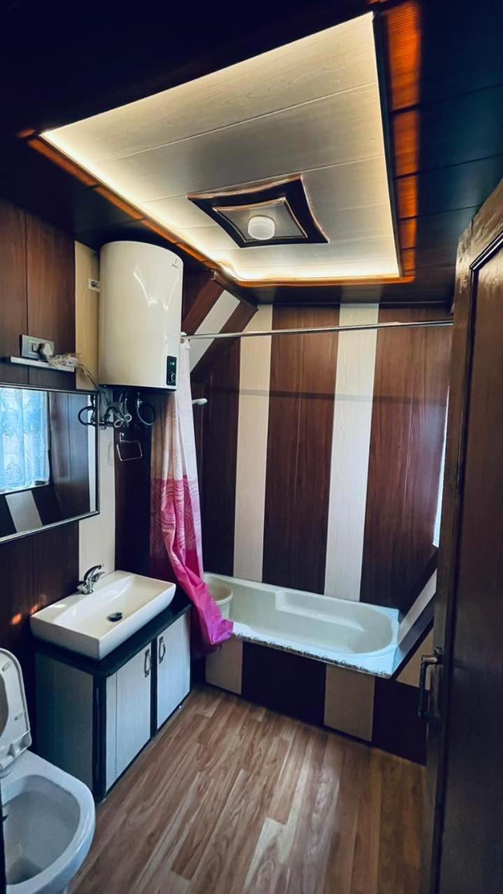 Hb Freedom Group Of Houseboats * Srinagar (Jammu and Kashmir)