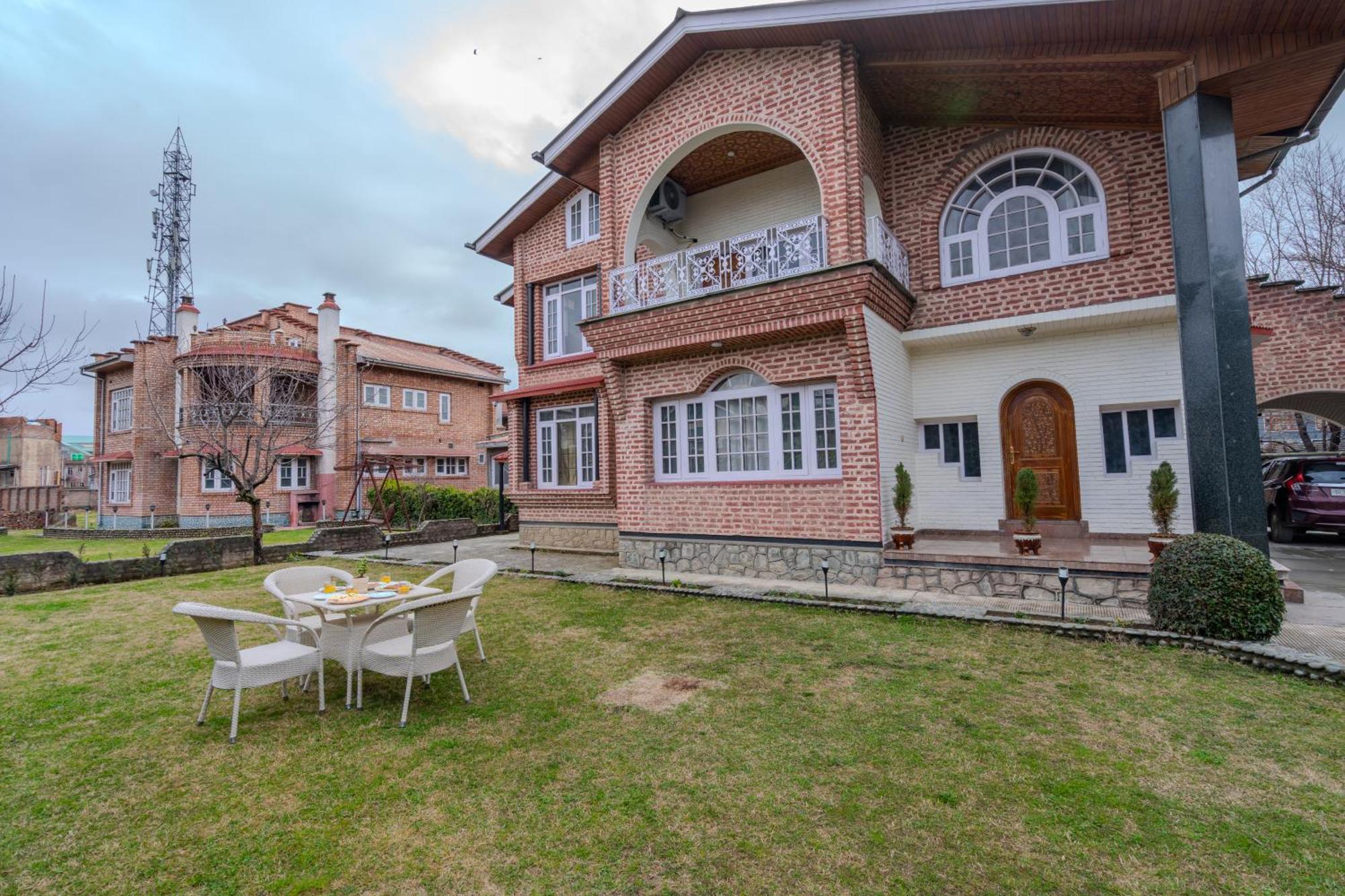 Villa Saffronstays Sun Srinagar (Jammu and Kashmir)