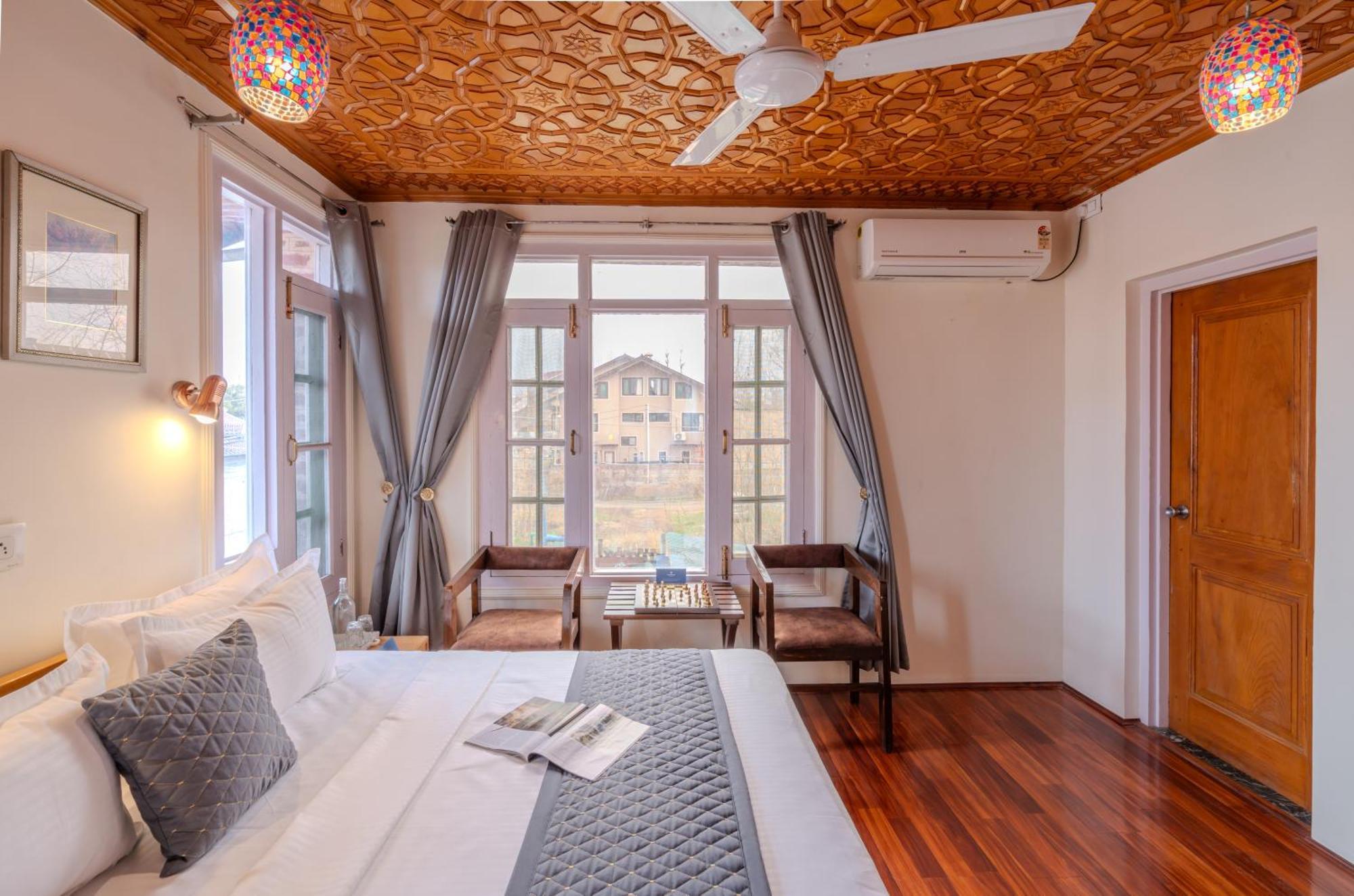 Saffronstays Sun * Srinagar (Jammu and Kashmir)