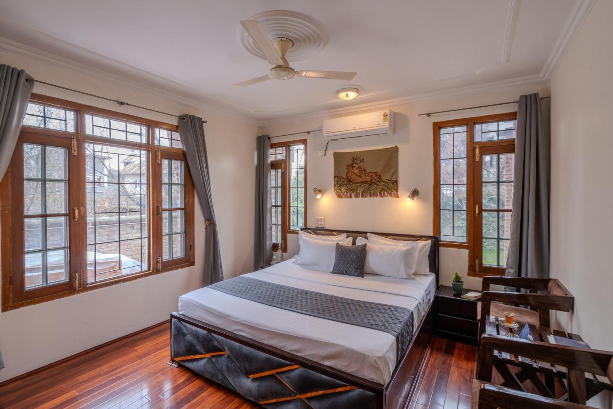 Saffronstays Sun * Srinagar (Jammu and Kashmir)