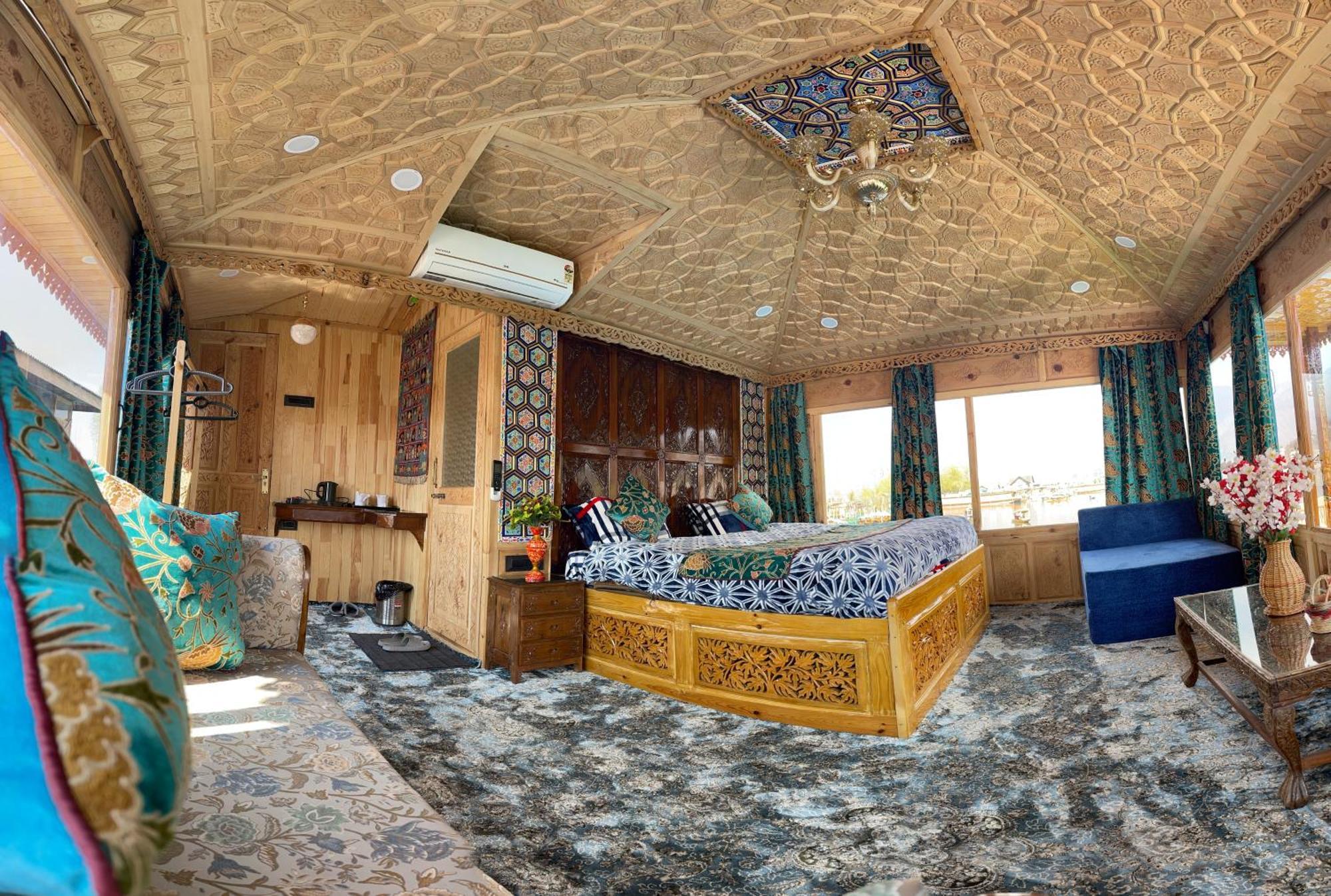 Hb Freedom Group Of Houseboats Botel
