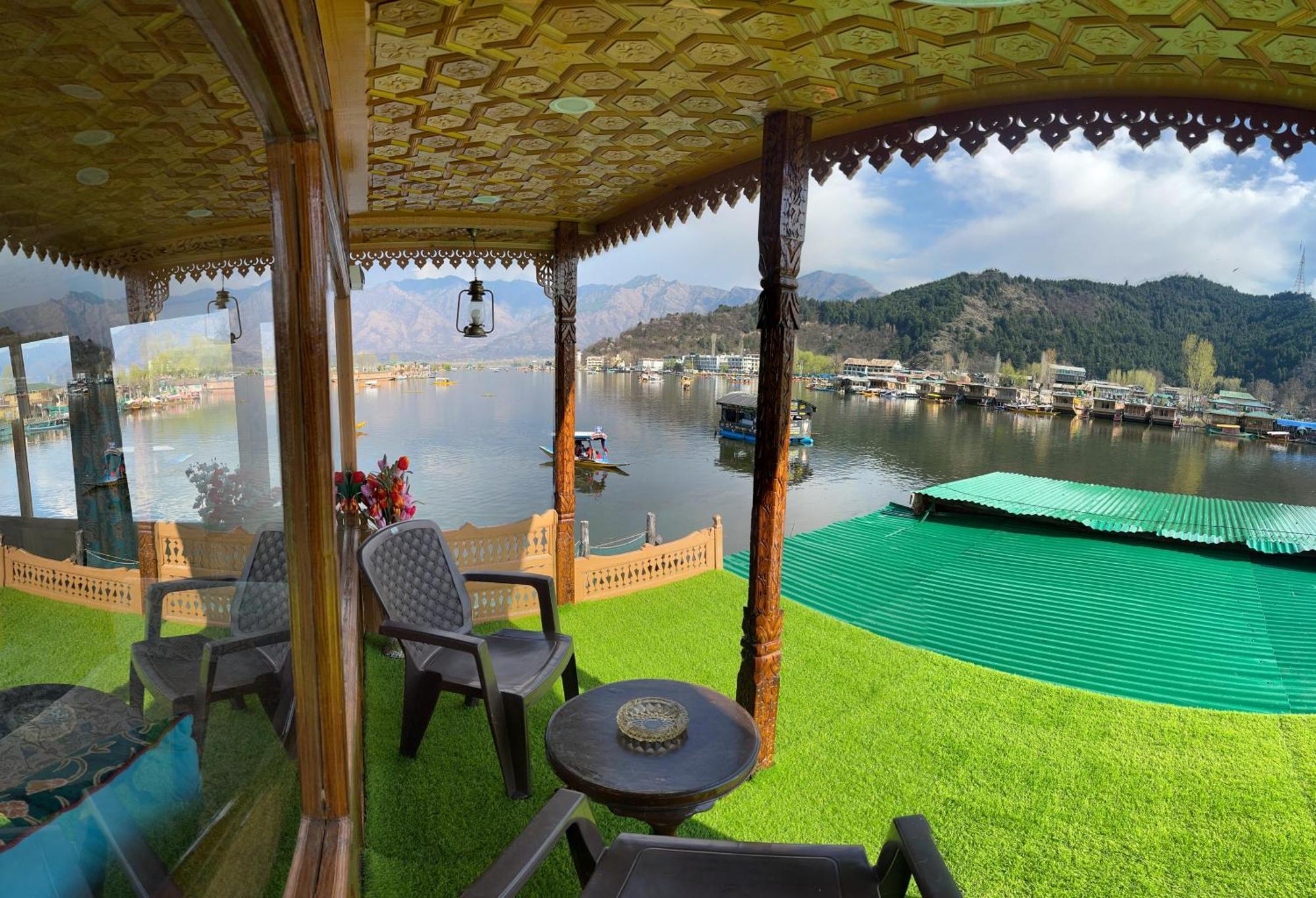 Hb Freedom Group Of Houseboats Botel
