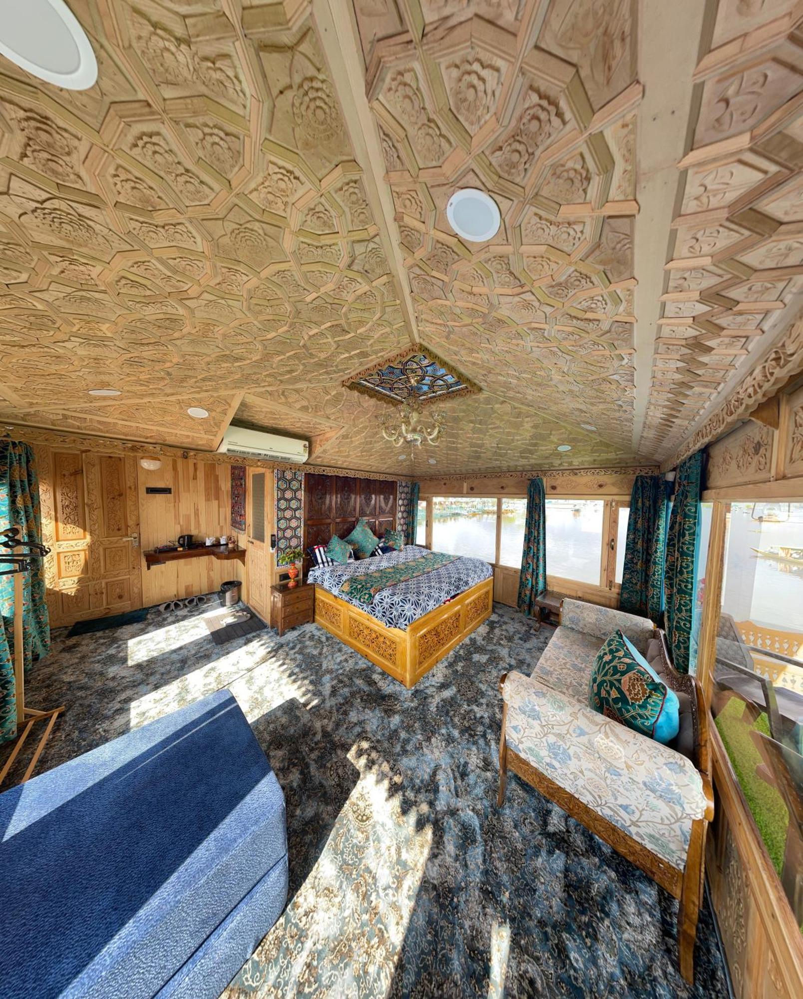 Hb Freedom Group Of Houseboats Botel Srinagar (Jammu and Kashmir)