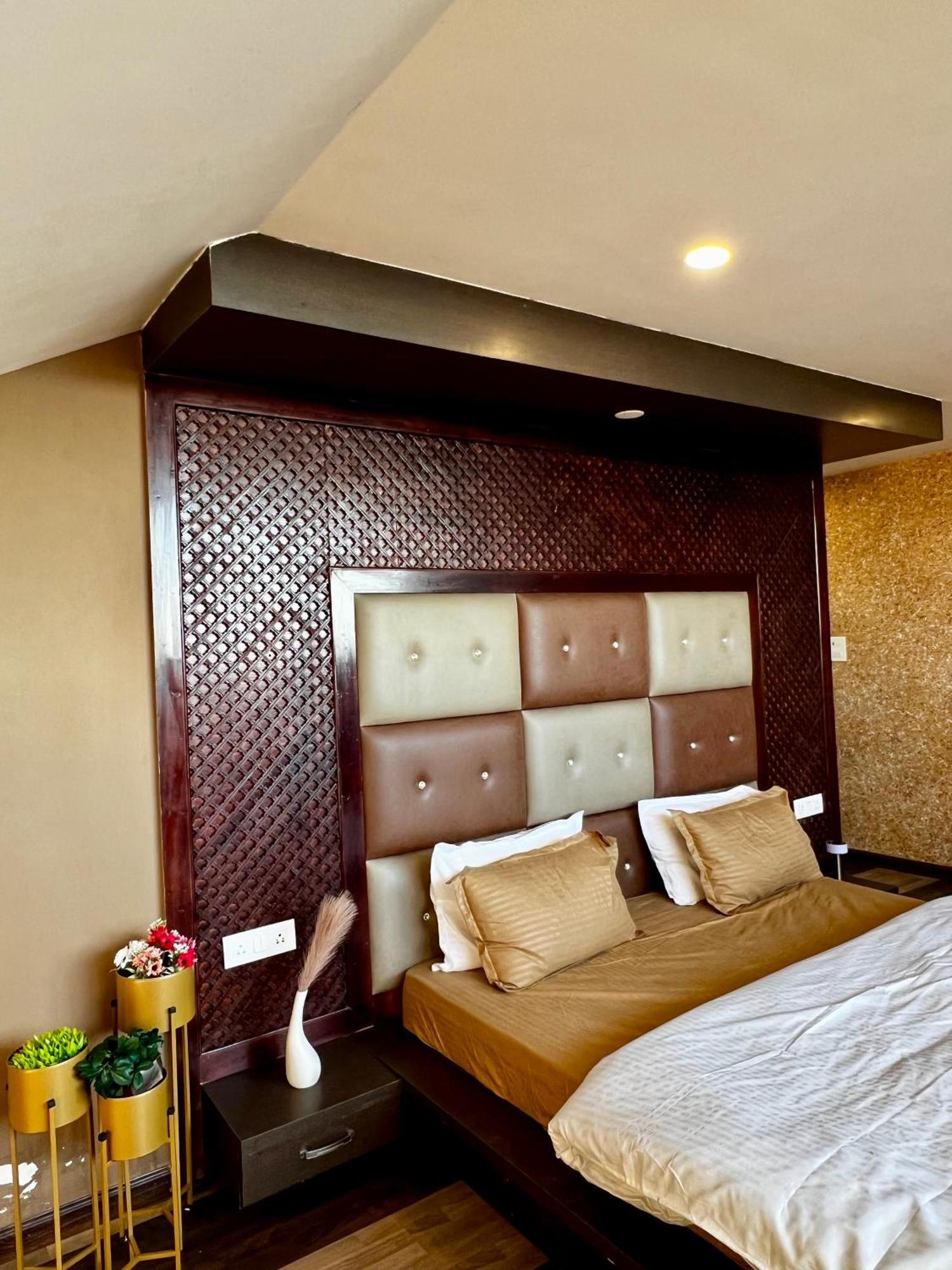 Chinar Apartment *