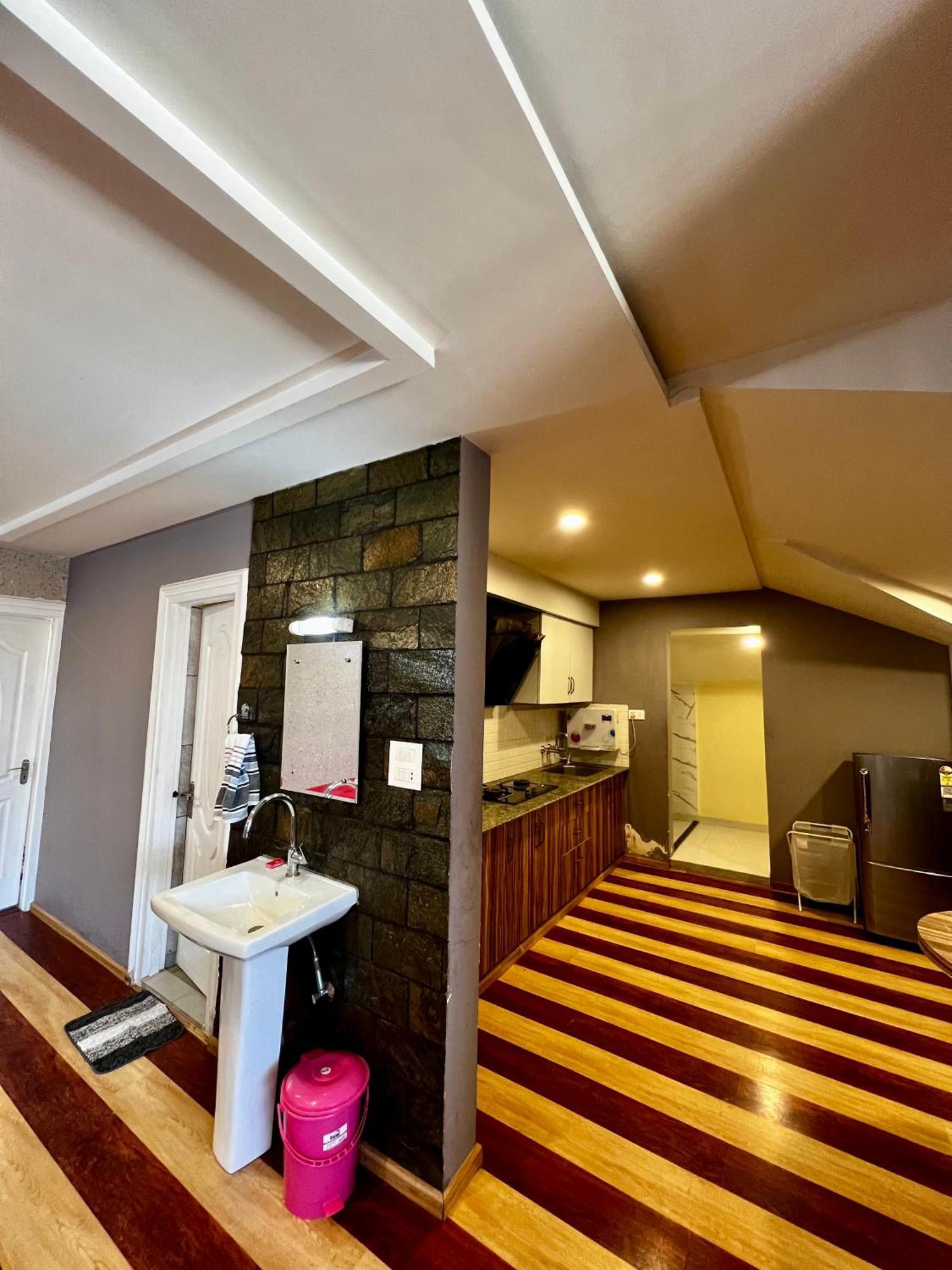 Chinar Apartment *
