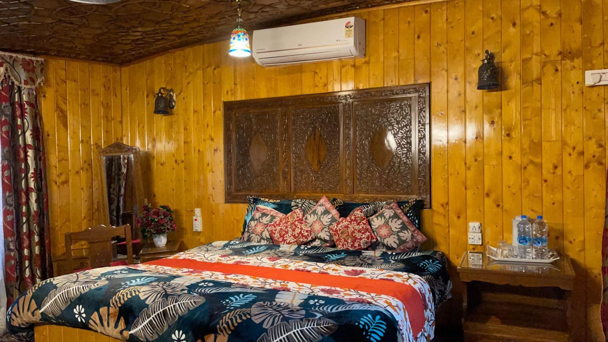 Botel Hb Freedom Group Of Houseboats Srinagar (Jammu and Kashmir)