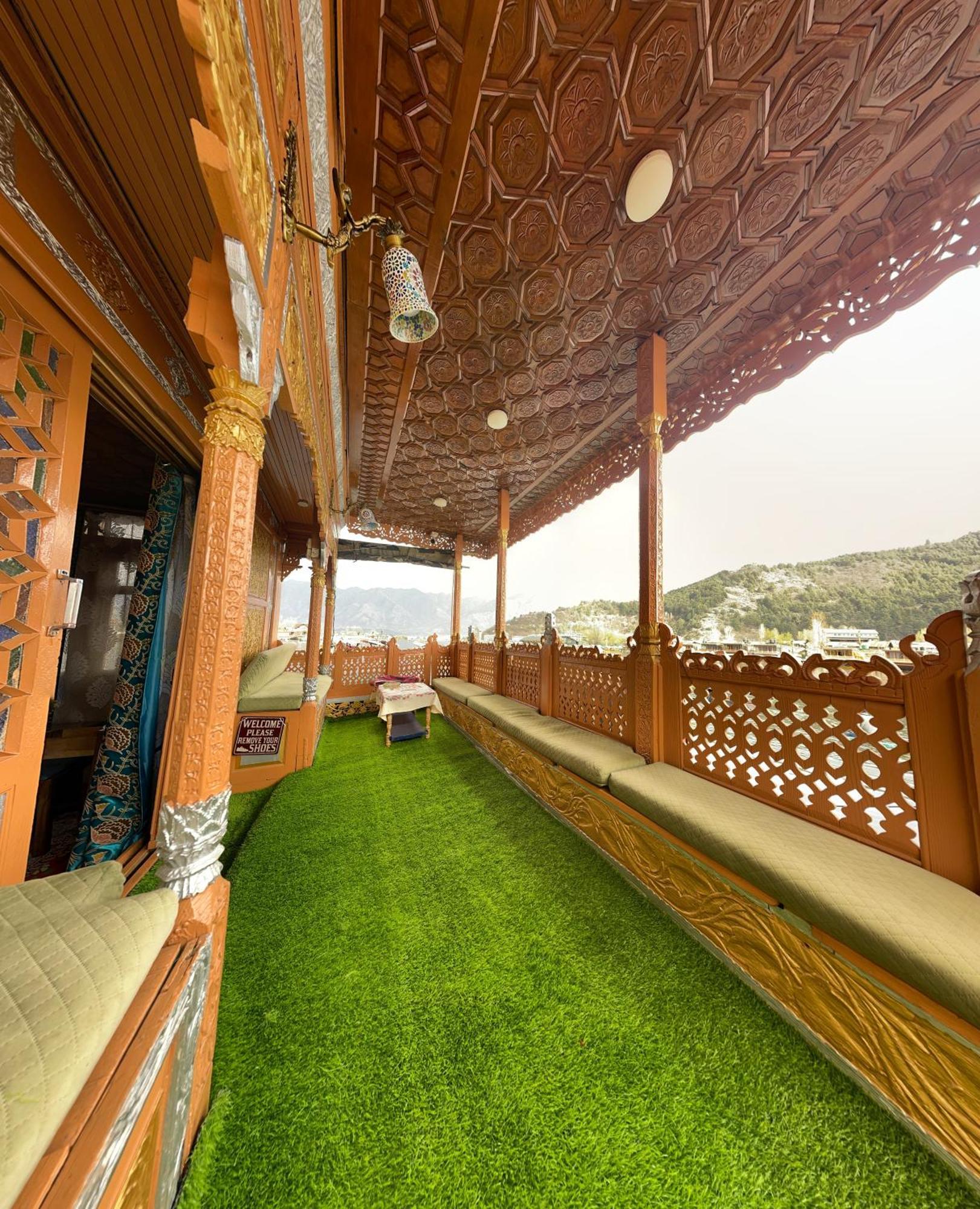 Hb Freedom Group Of Houseboats Botel *