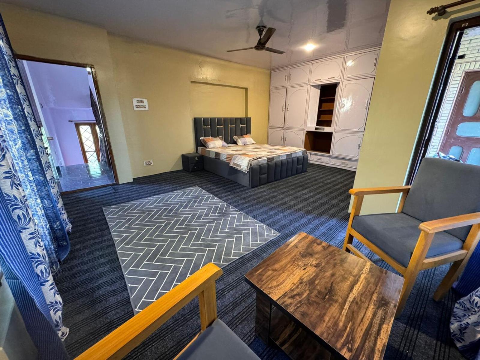 Holiday home Maqsoom I Entire Near Airport And Dal Srinagar (Jammu and Kashmir)
