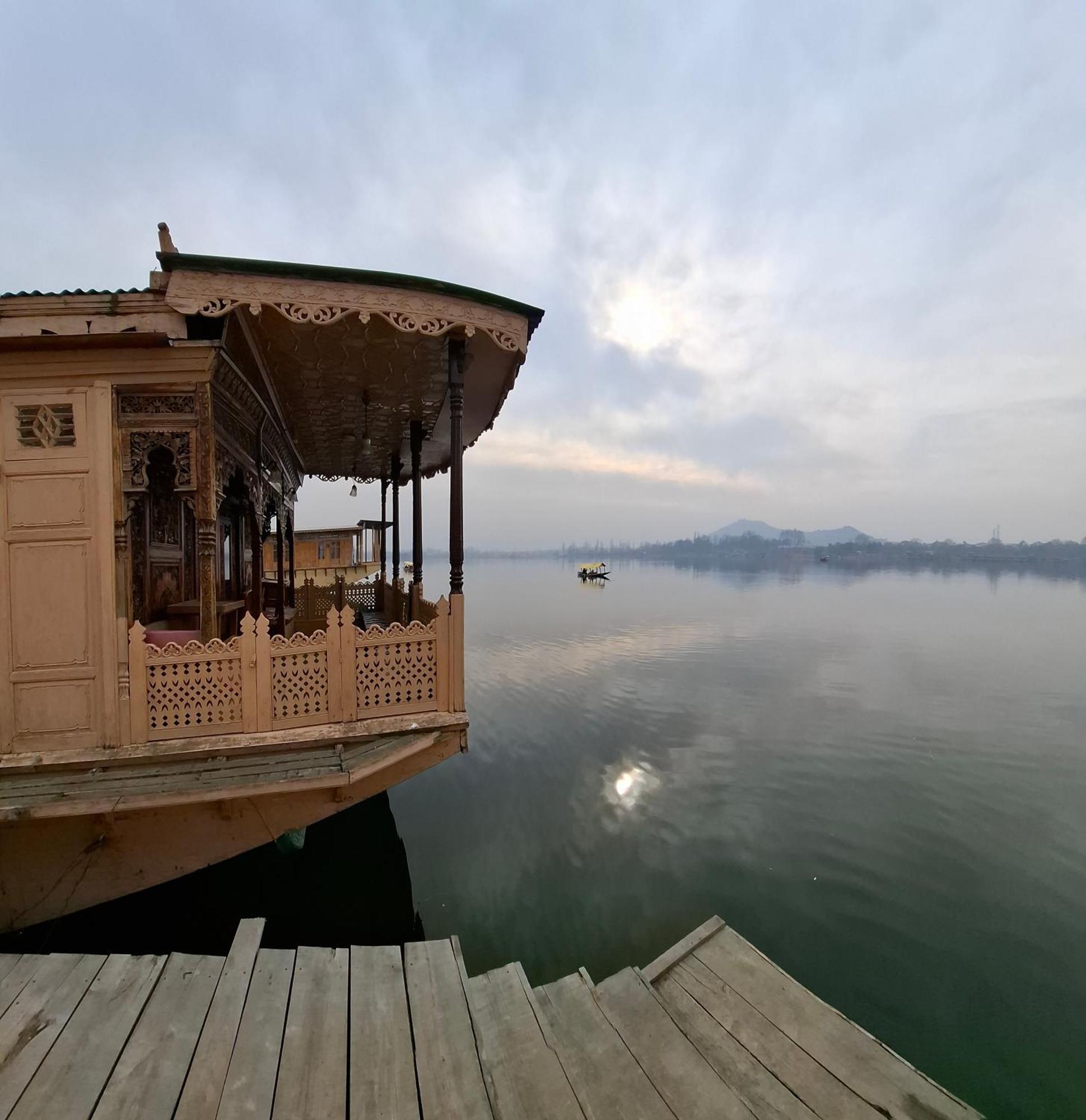 Swift Houseboats Hotel 5*