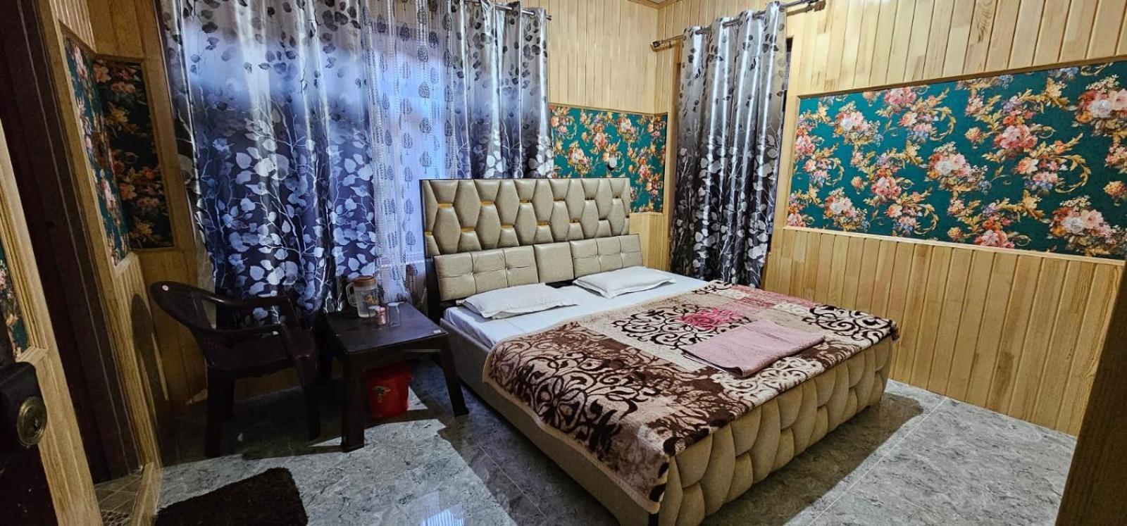 First Kashmir Hotel Srinagar (Jammu and Kashmir)