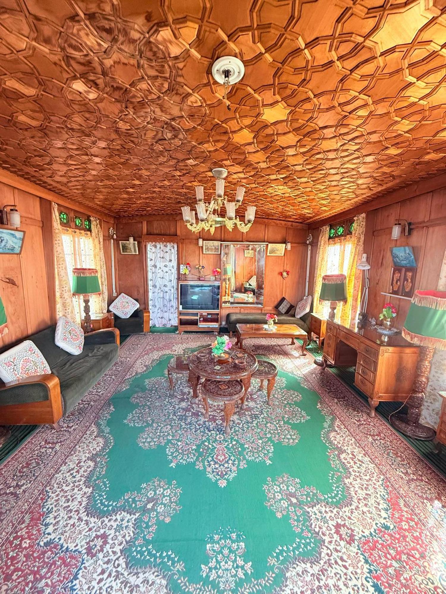 Lalarukh Group Of Houseboats