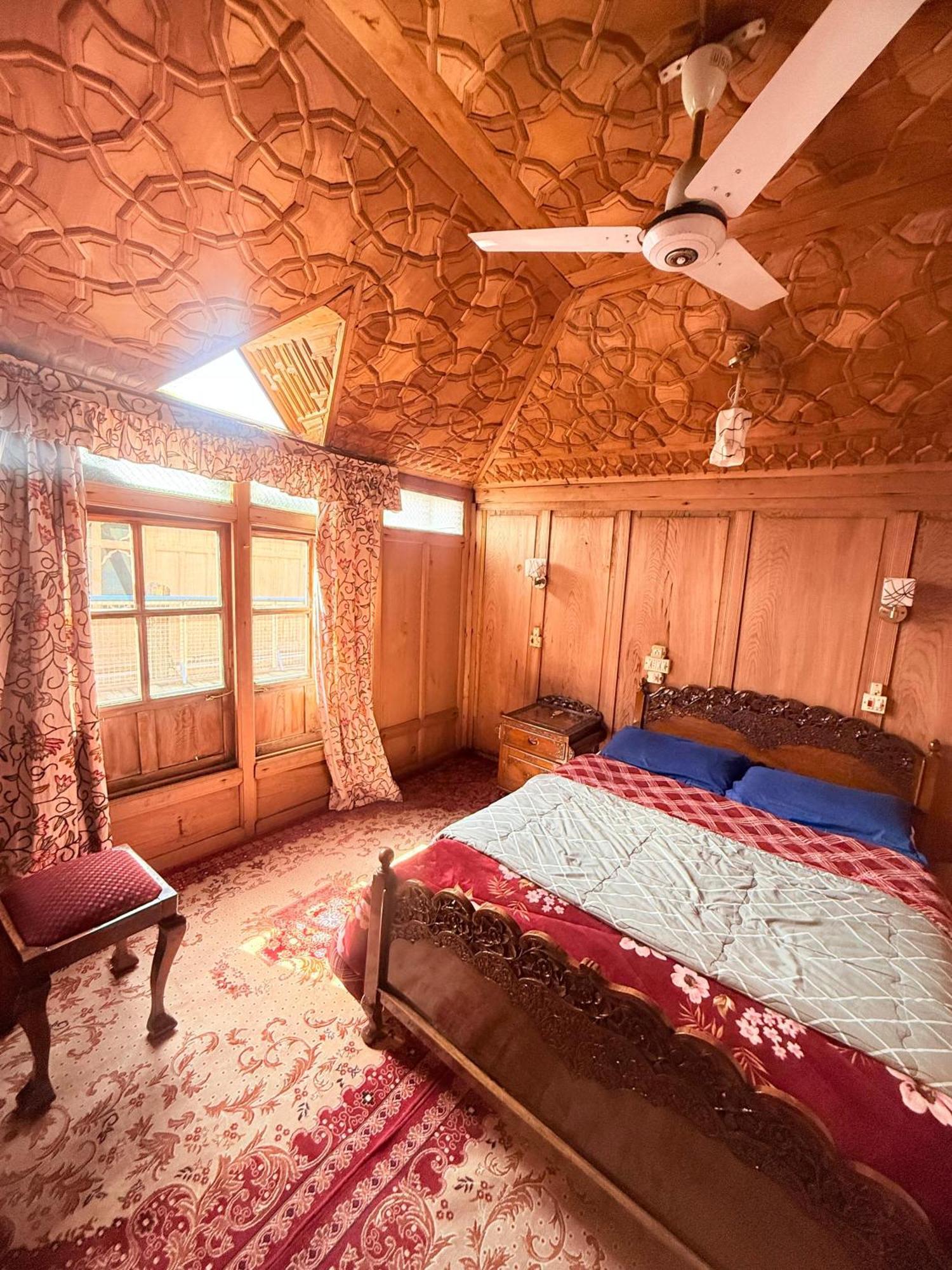 Hotel Lalarukh Group Of Houseboats Srinagar (Jammu and Kashmir)