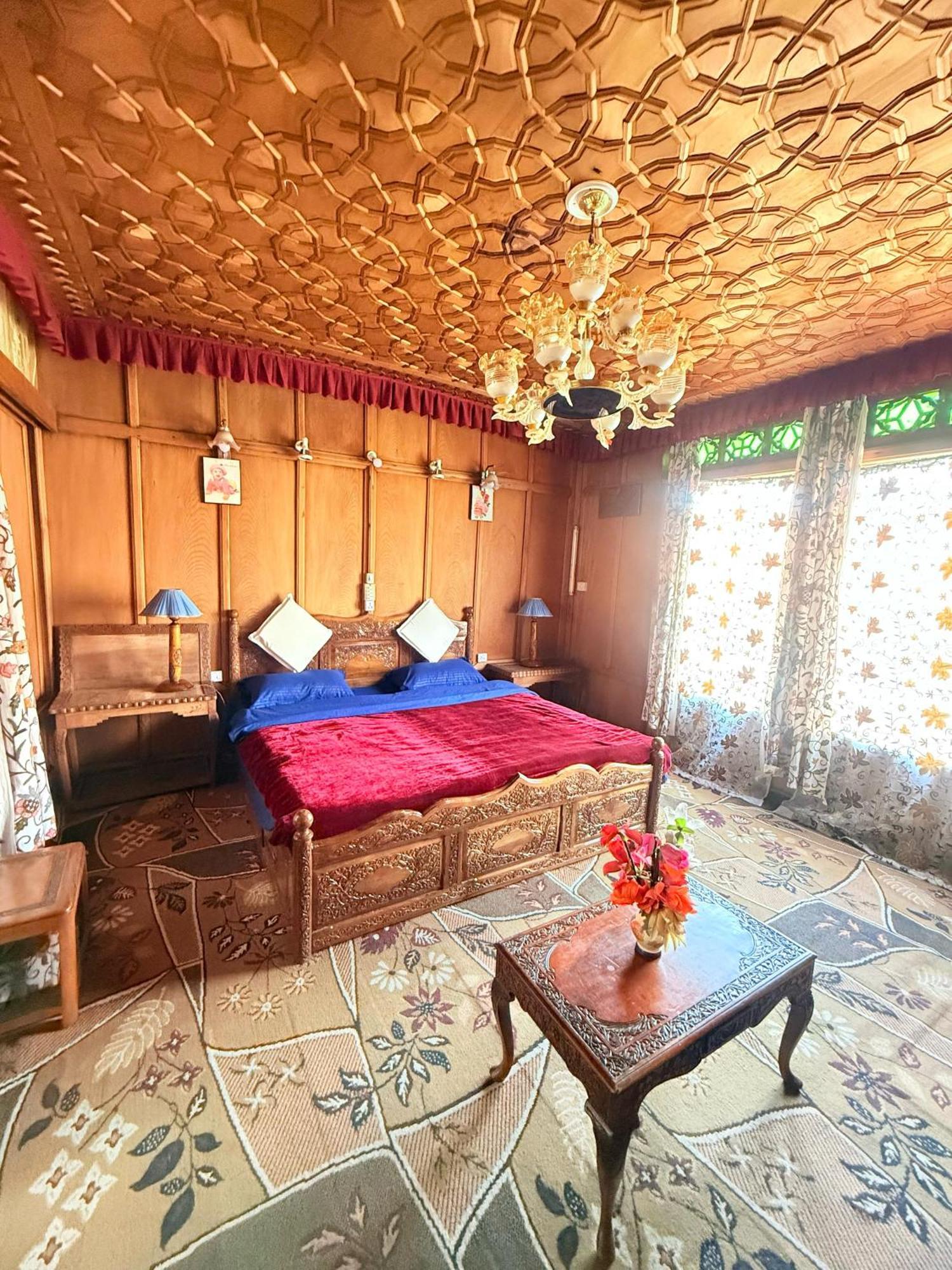 Lalarukh Group Of Houseboats Hotel