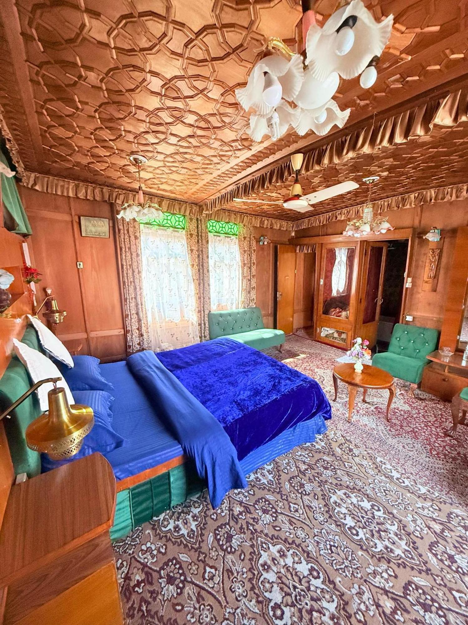 Hotel Lalarukh Group Of Houseboats