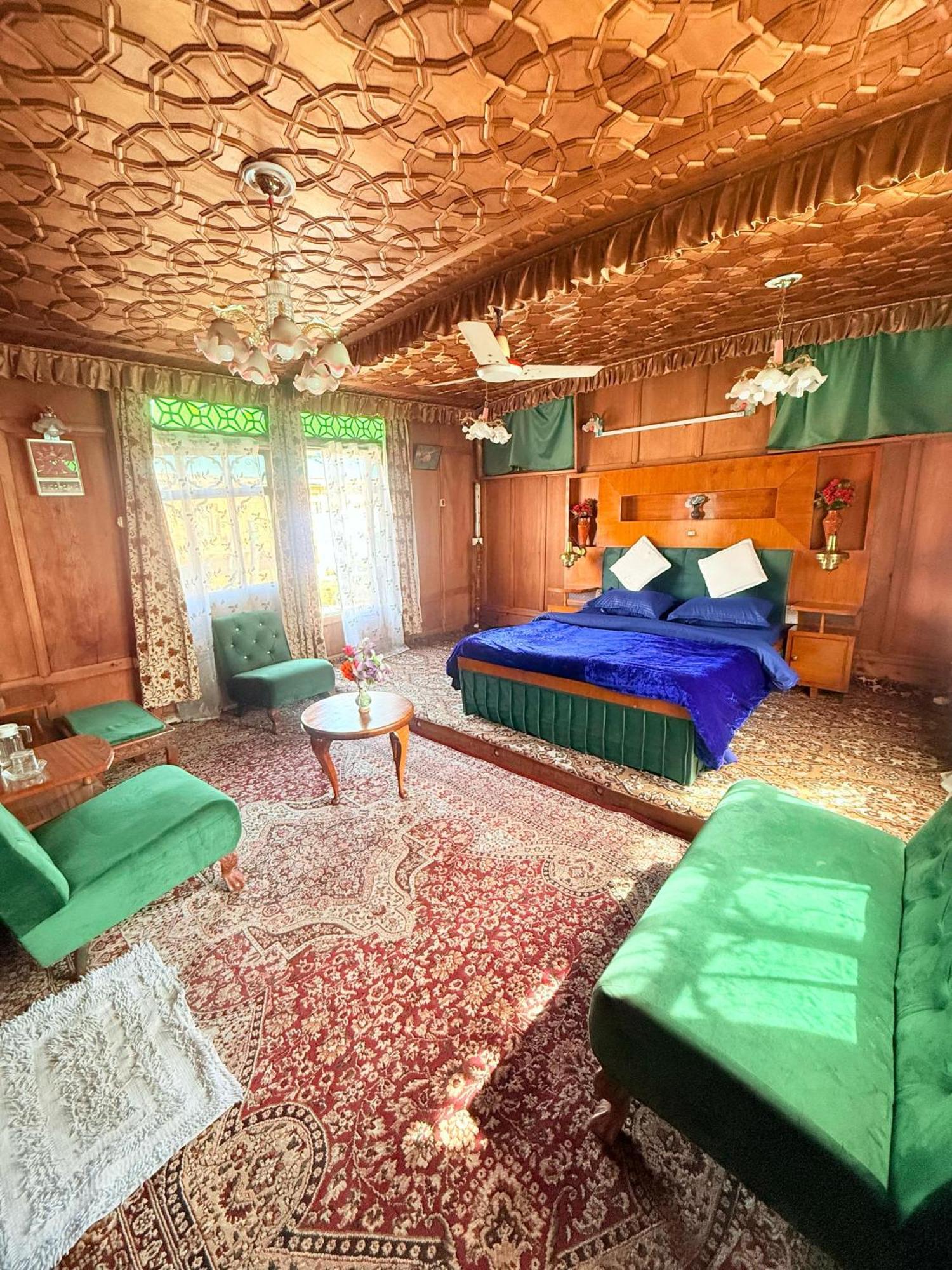 Lalarukh Group Of Houseboats Hotel 4*