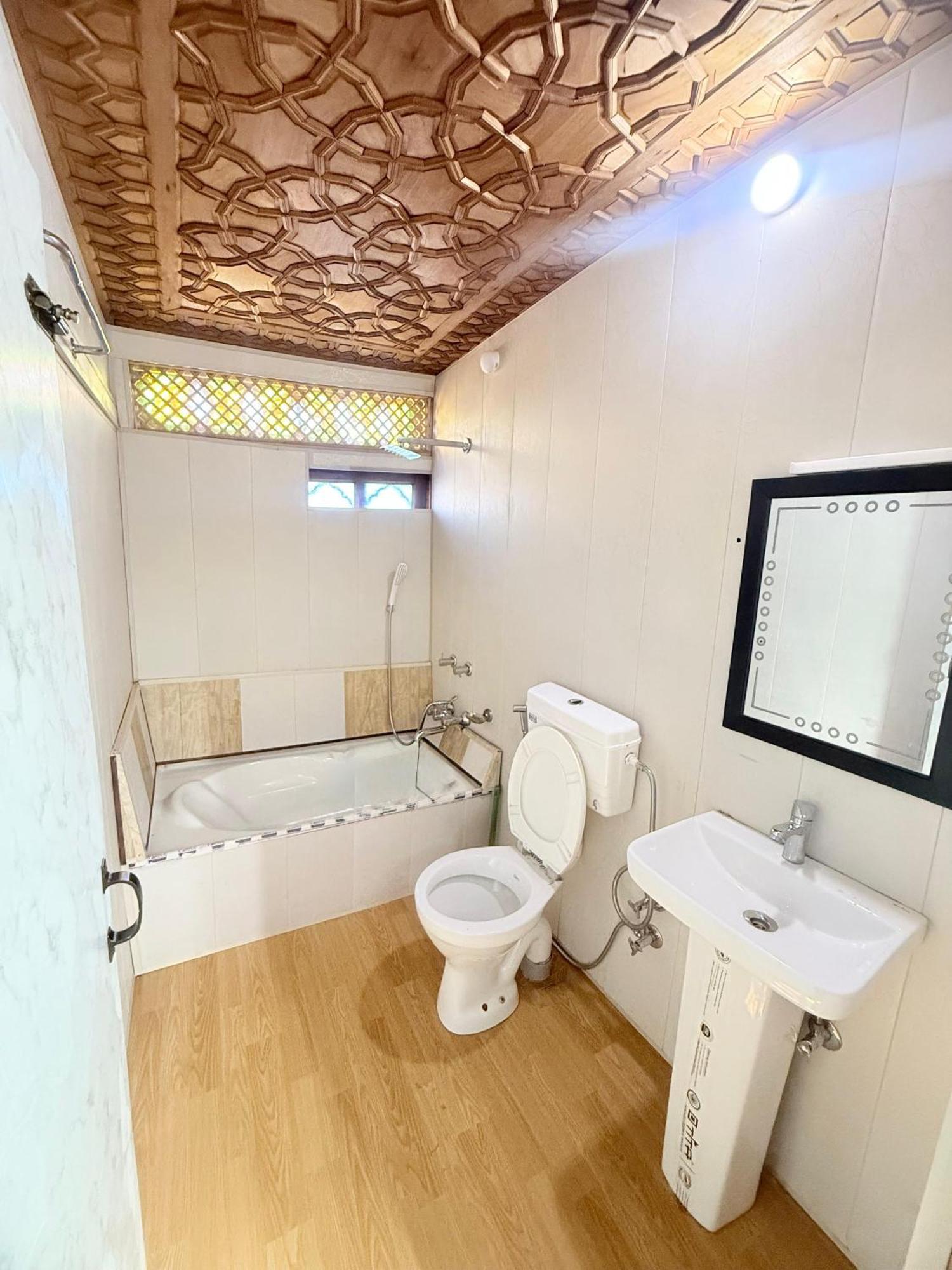 Hotel Lalarukh Group Of Houseboats Srinagar (Jammu and Kashmir)
