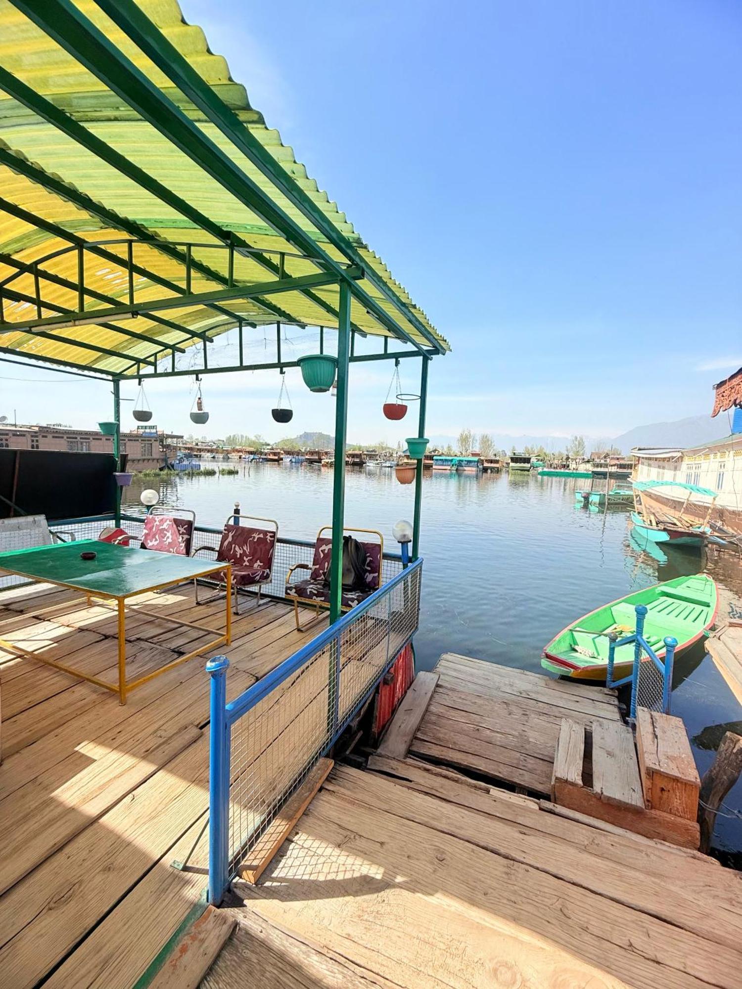Lalarukh Group Of Houseboats Hotel 4*