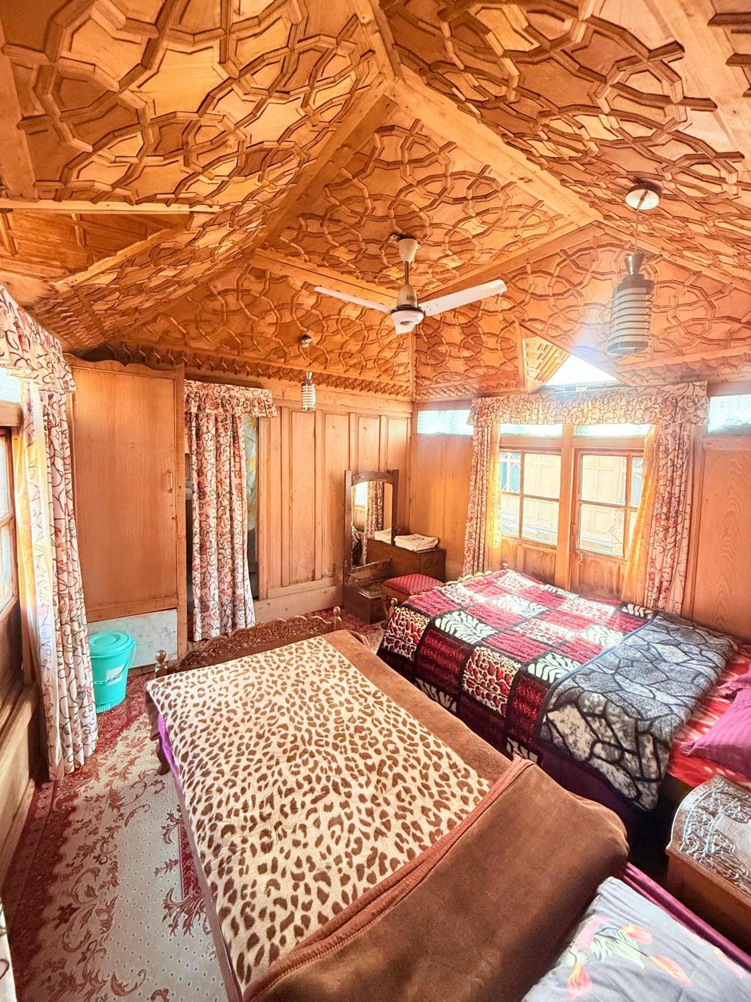 Hotel Lalarukh Group Of Houseboats 4*