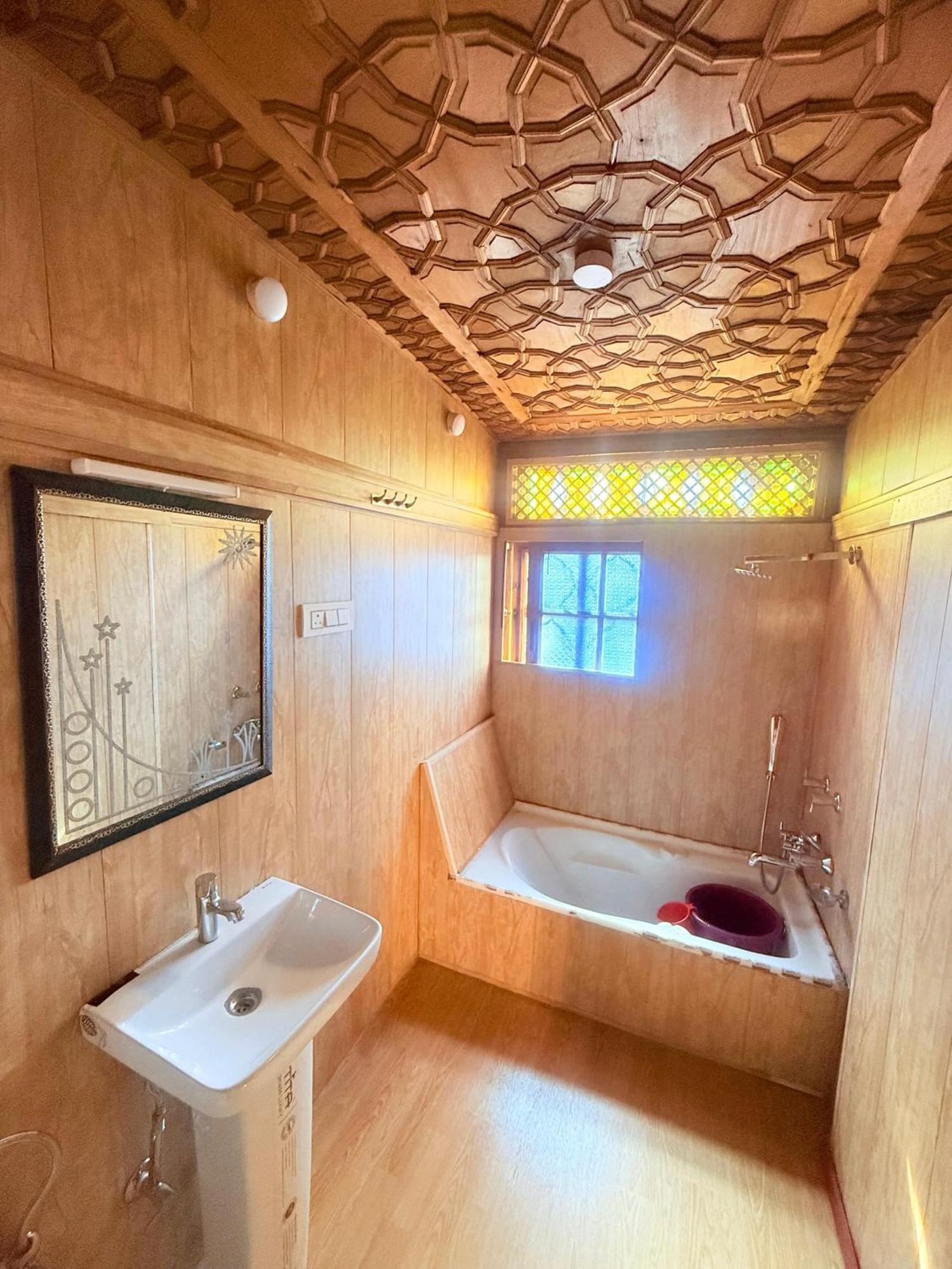 Lalarukh Group Of Houseboats Hotel Srinagar (Jammu and Kashmir)