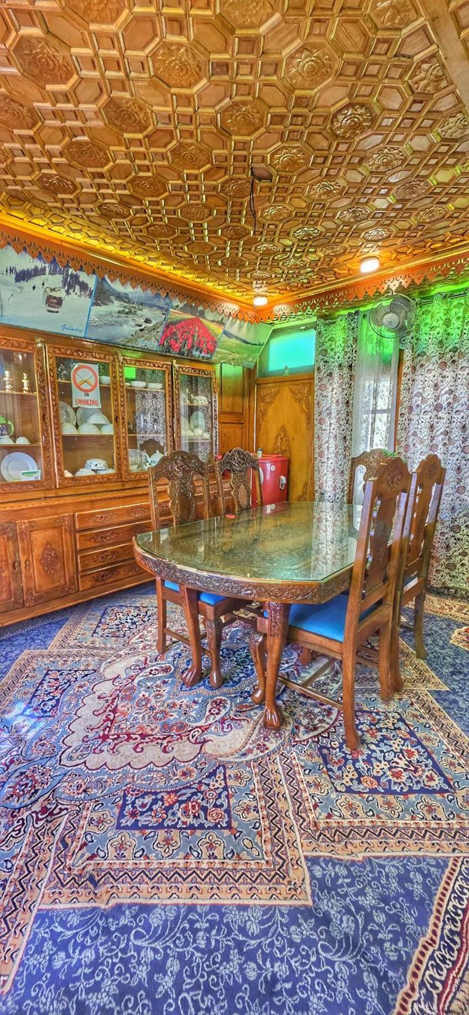 Luxury Shreen Houseboat