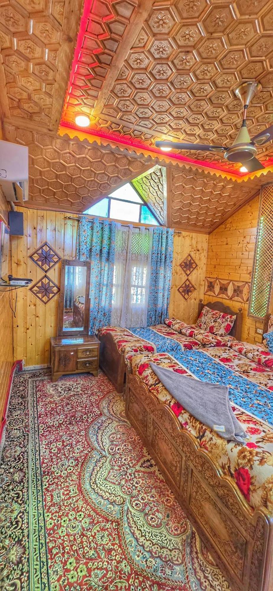 Luxury Shreen Houseboat Srinagar (Jammu and Kashmir)