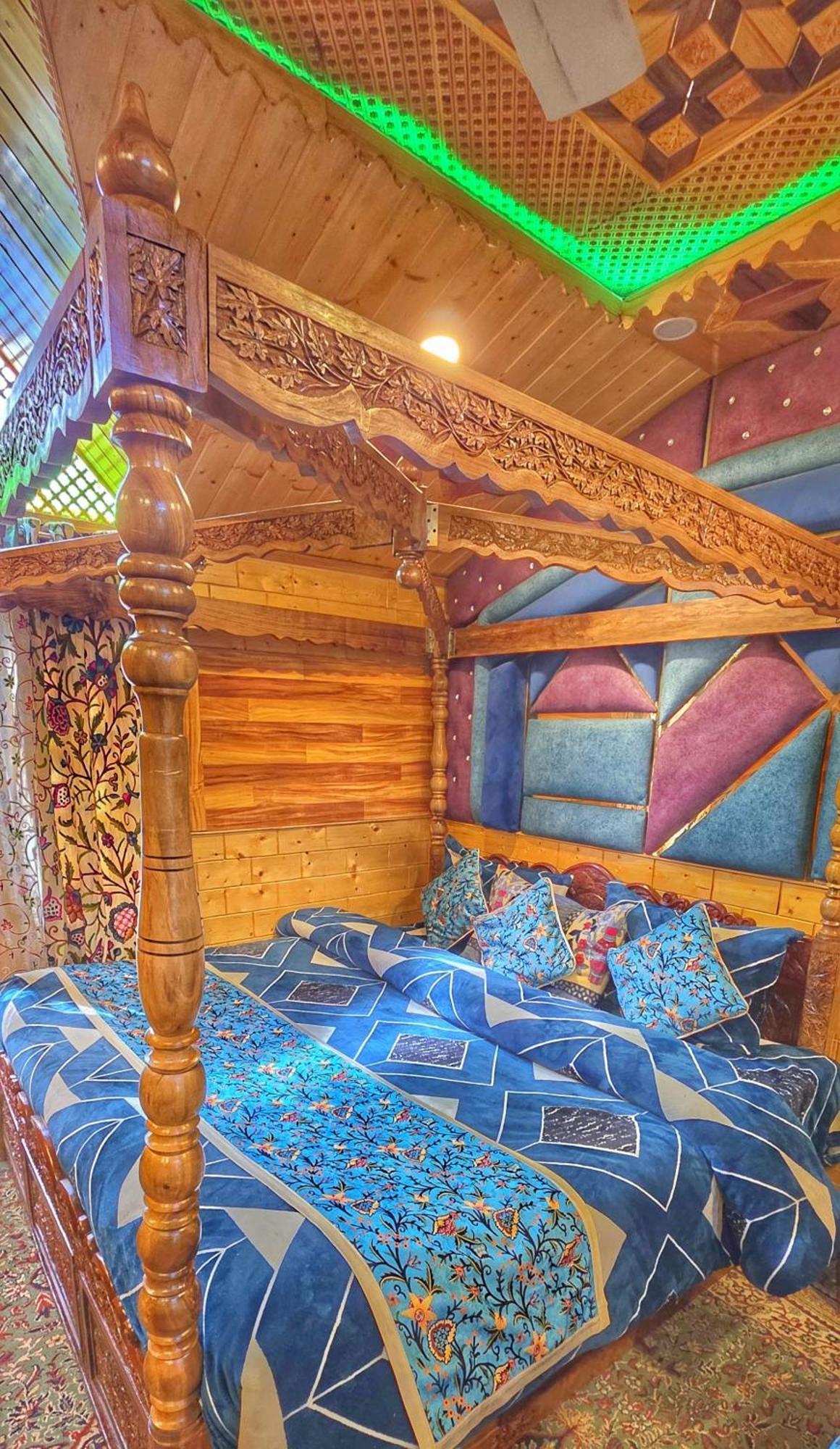 Botel Luxury Shreen Houseboat Srinagar (Jammu and Kashmir)